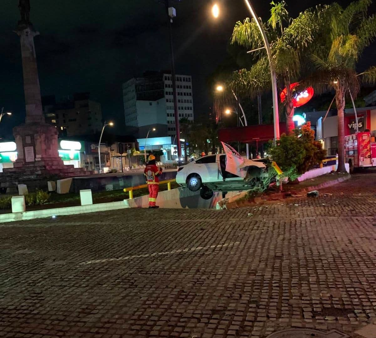 Auto Termina con Dos Llantas Suspendidas en el Aire por Choque en Avenida Juárez de Puebla