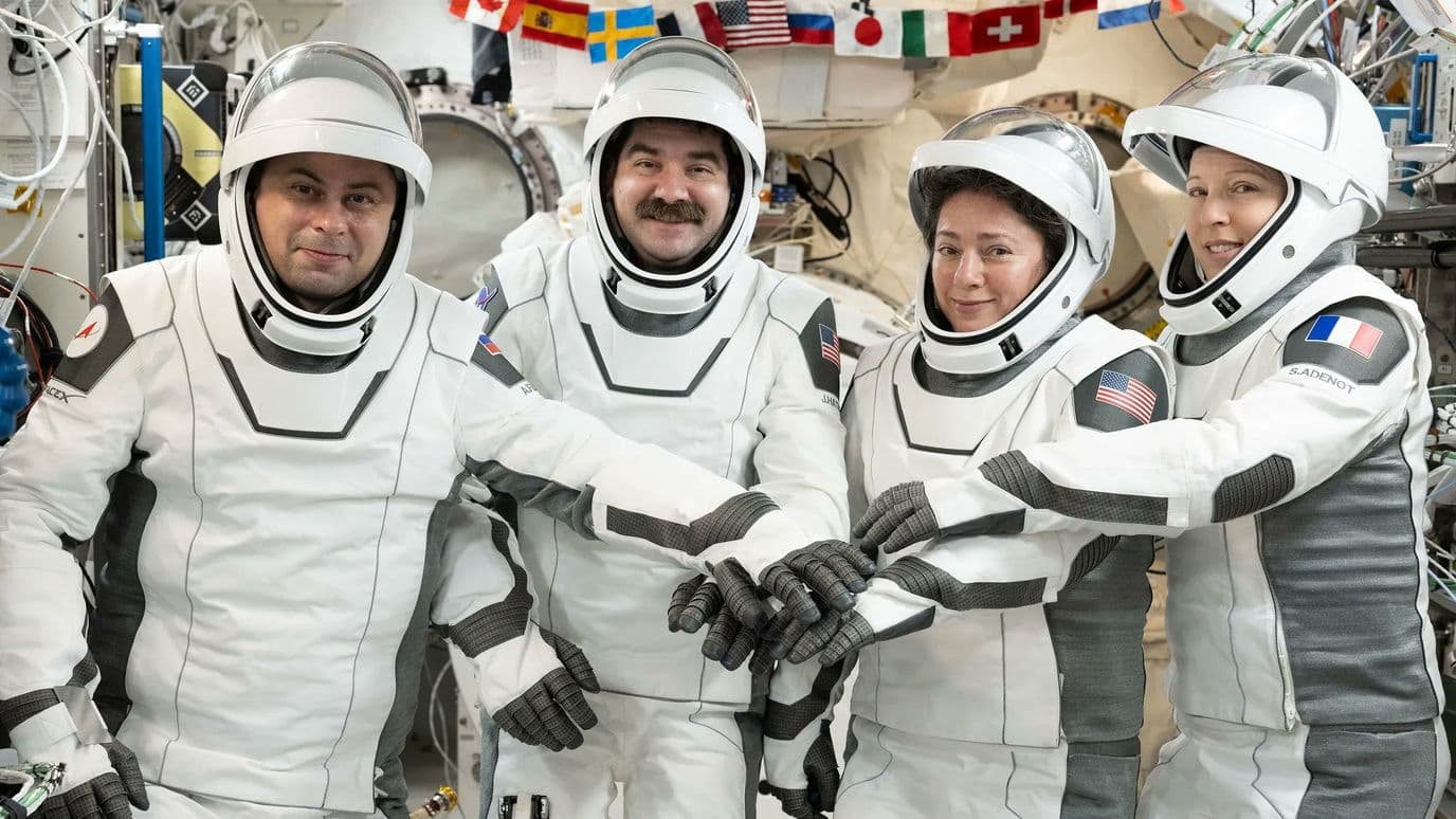 Misión Crew-12 de la NASA Regresa a la Tierra tras Casi 8 Meses en el Espacio