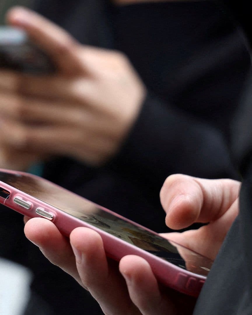 Jóvenes miran el celular