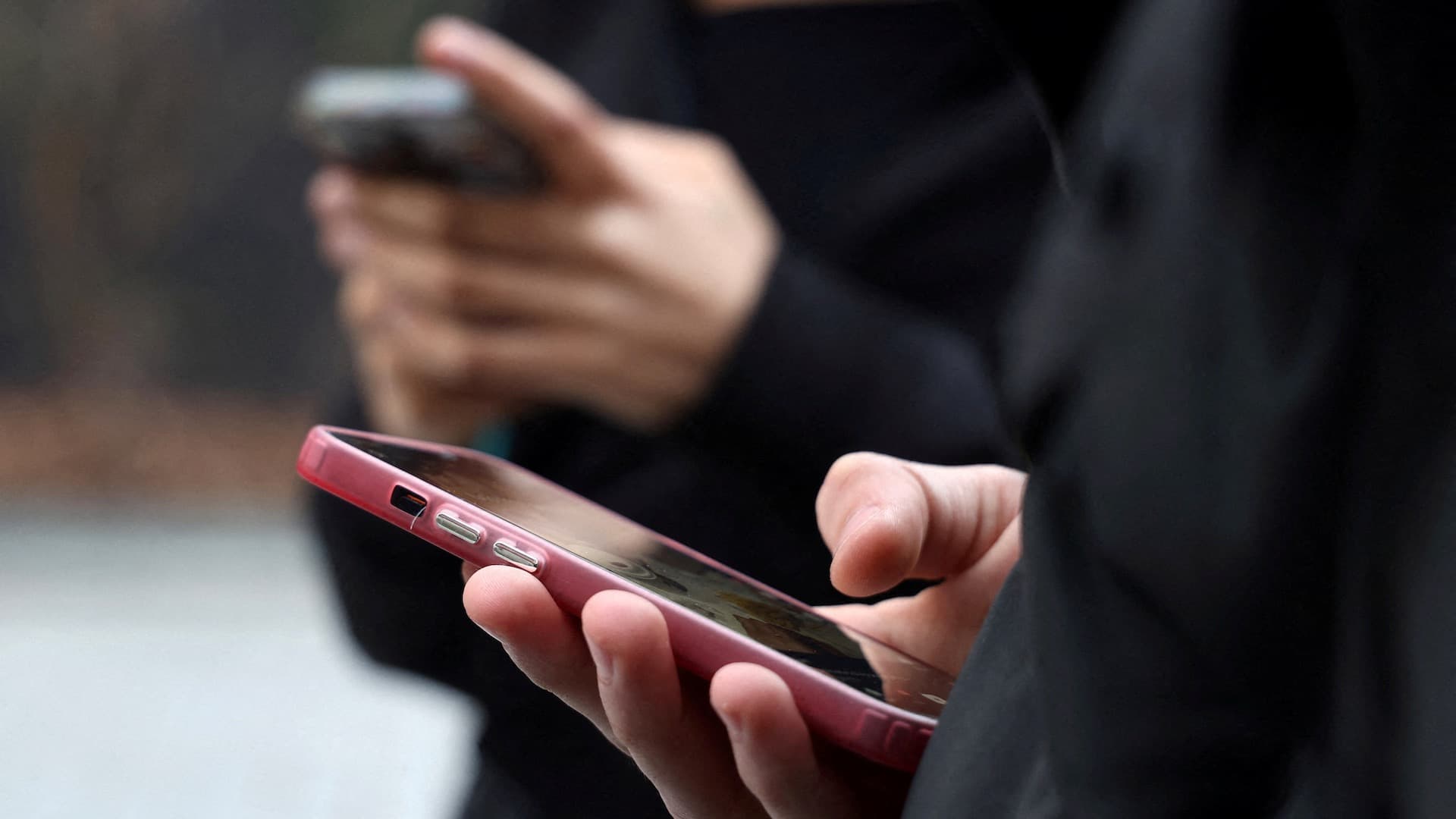 SEP Alerta por "Scroll infinito"; Así Afecta al Cerebro la Adicción al Móvil, Según la Ciencia