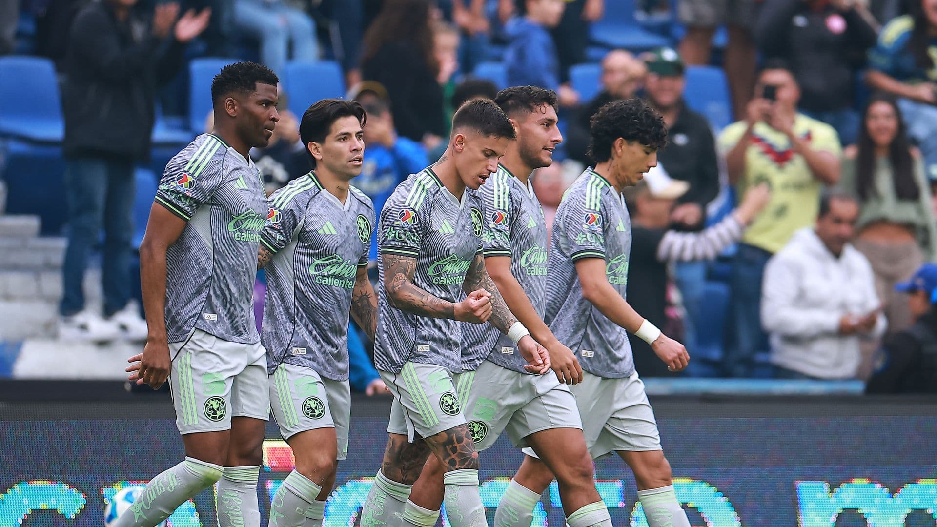 Jugadores del América durante un partido de Liga MX