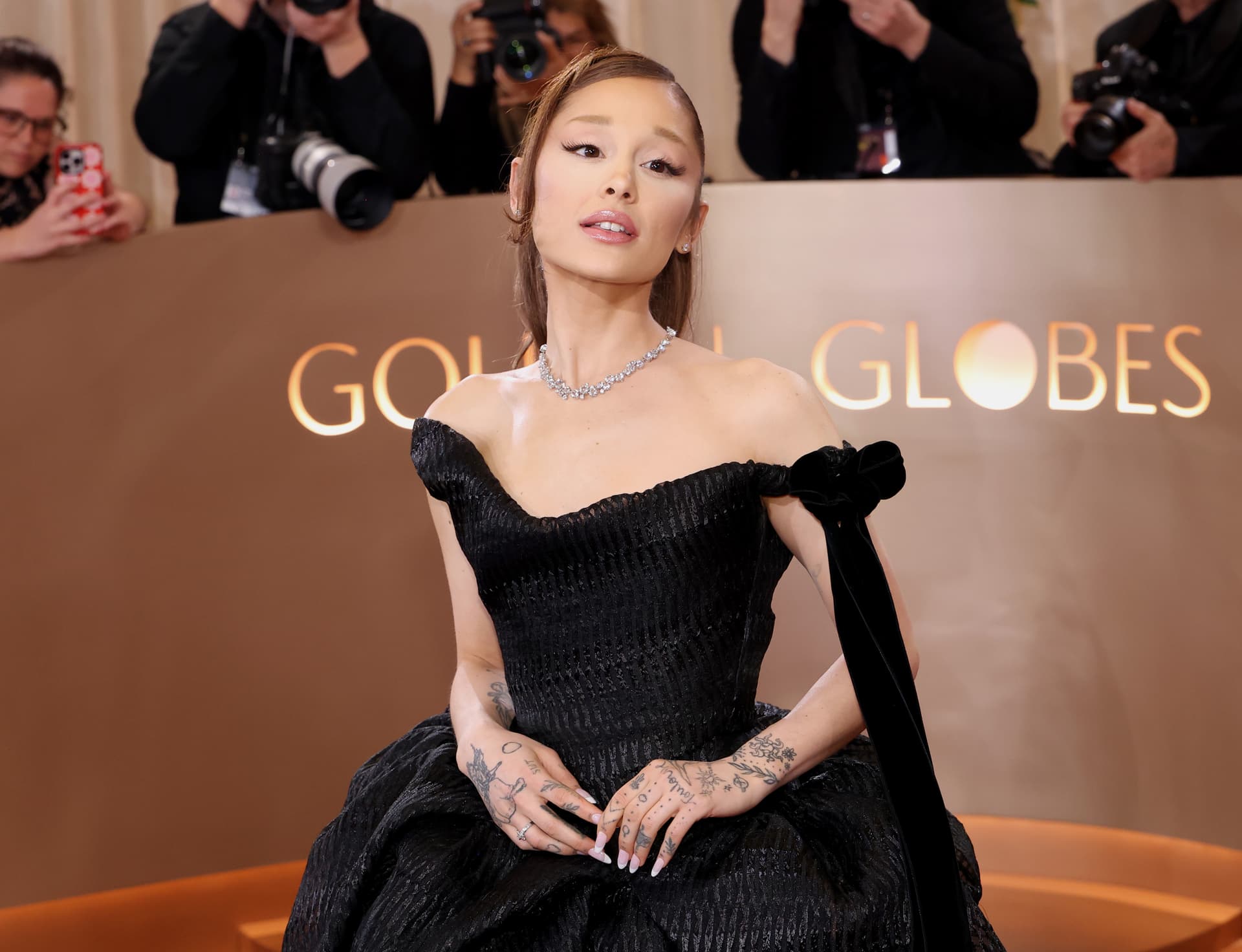 ¿Ariana Grande Se Retira? Comentarios Públicos sobre su Apariencia la Alejan de los Escenarios