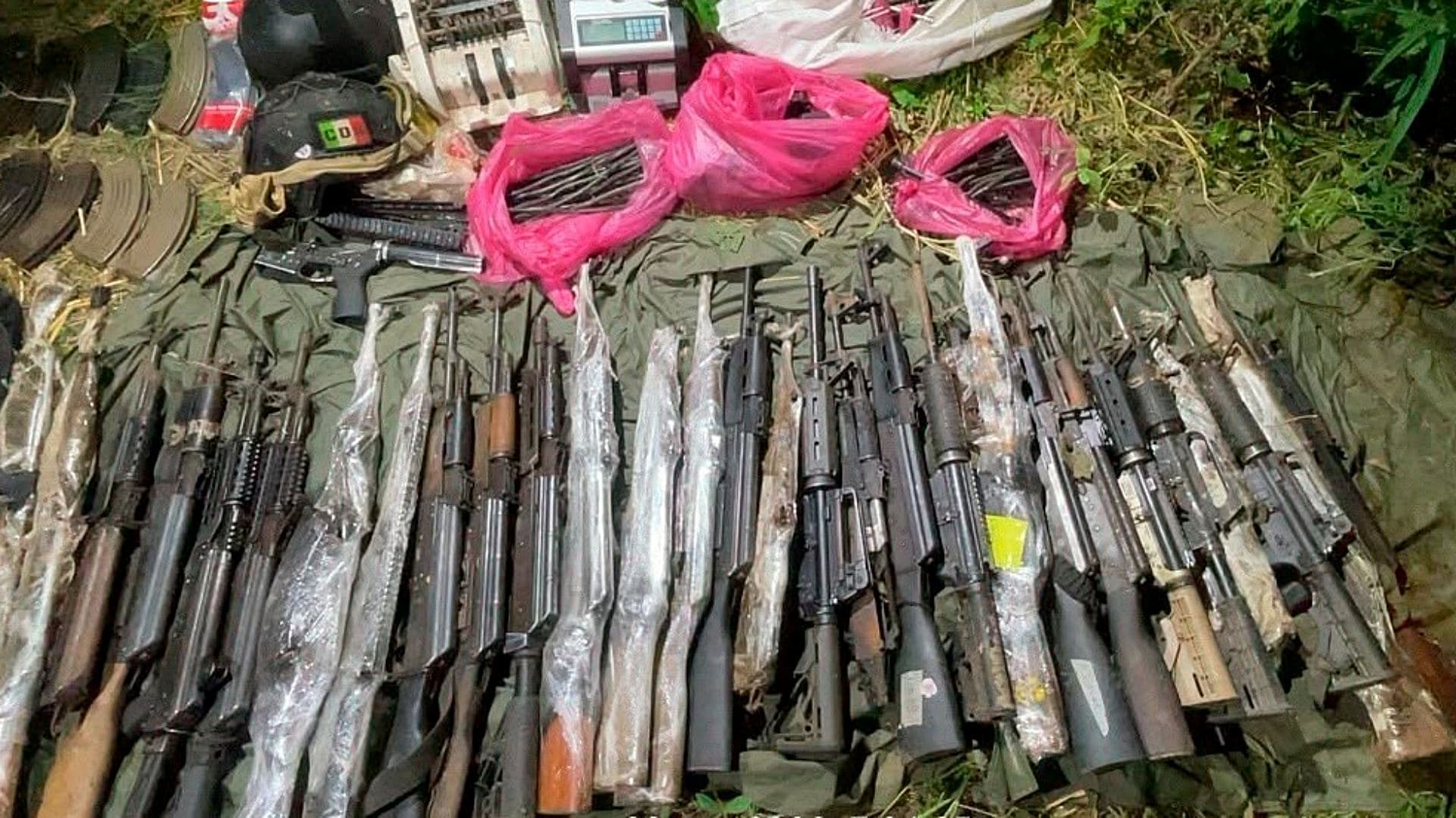 Detienen a 8 Personas y Aseguran Arsenal, Droga y Autos en Sinaloa