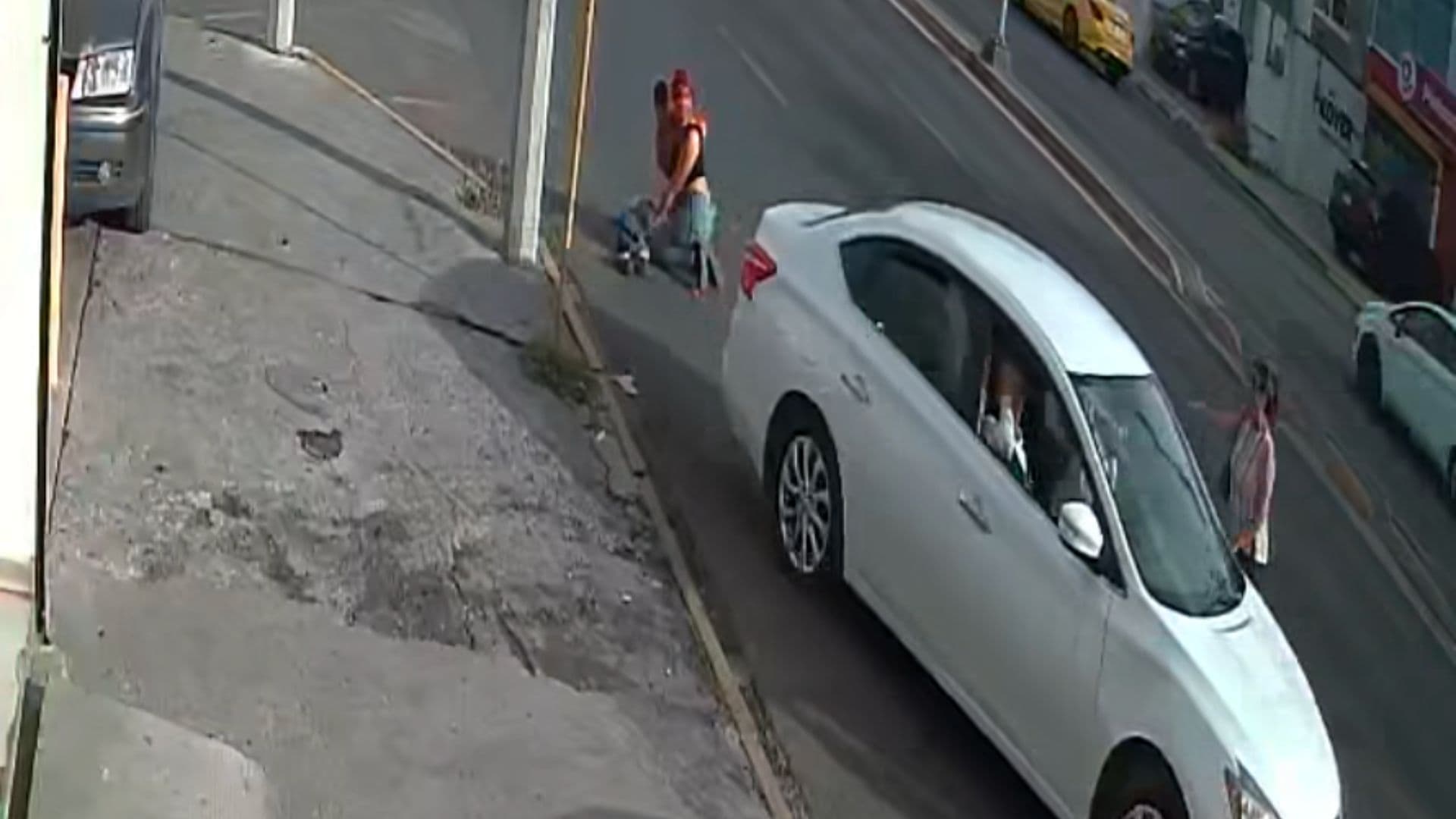 Conductor Atropella a Madre y sus Dos Hijos en Avenida Ruiz Cortines en Monterrey, NL