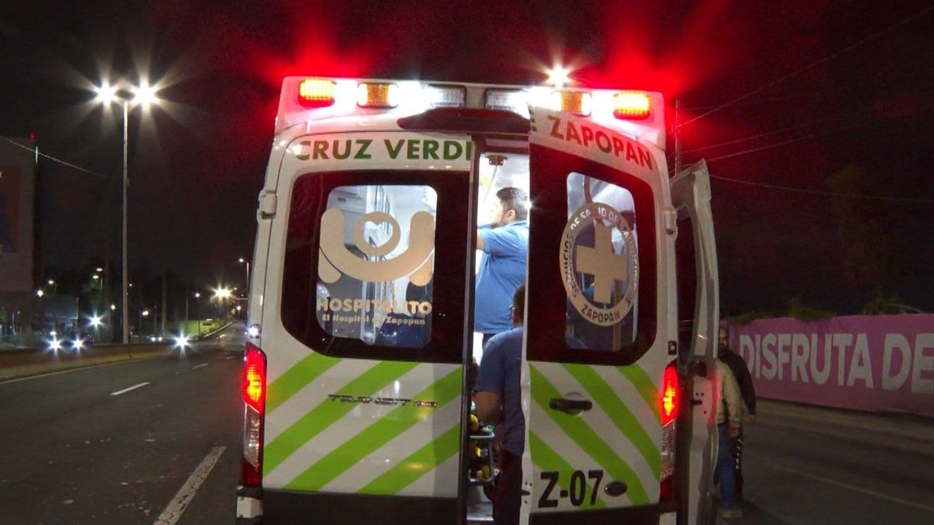 Atropellan Aficionado de Chivas al Cruzar Avenida Vallarta; Es Reportado Grave