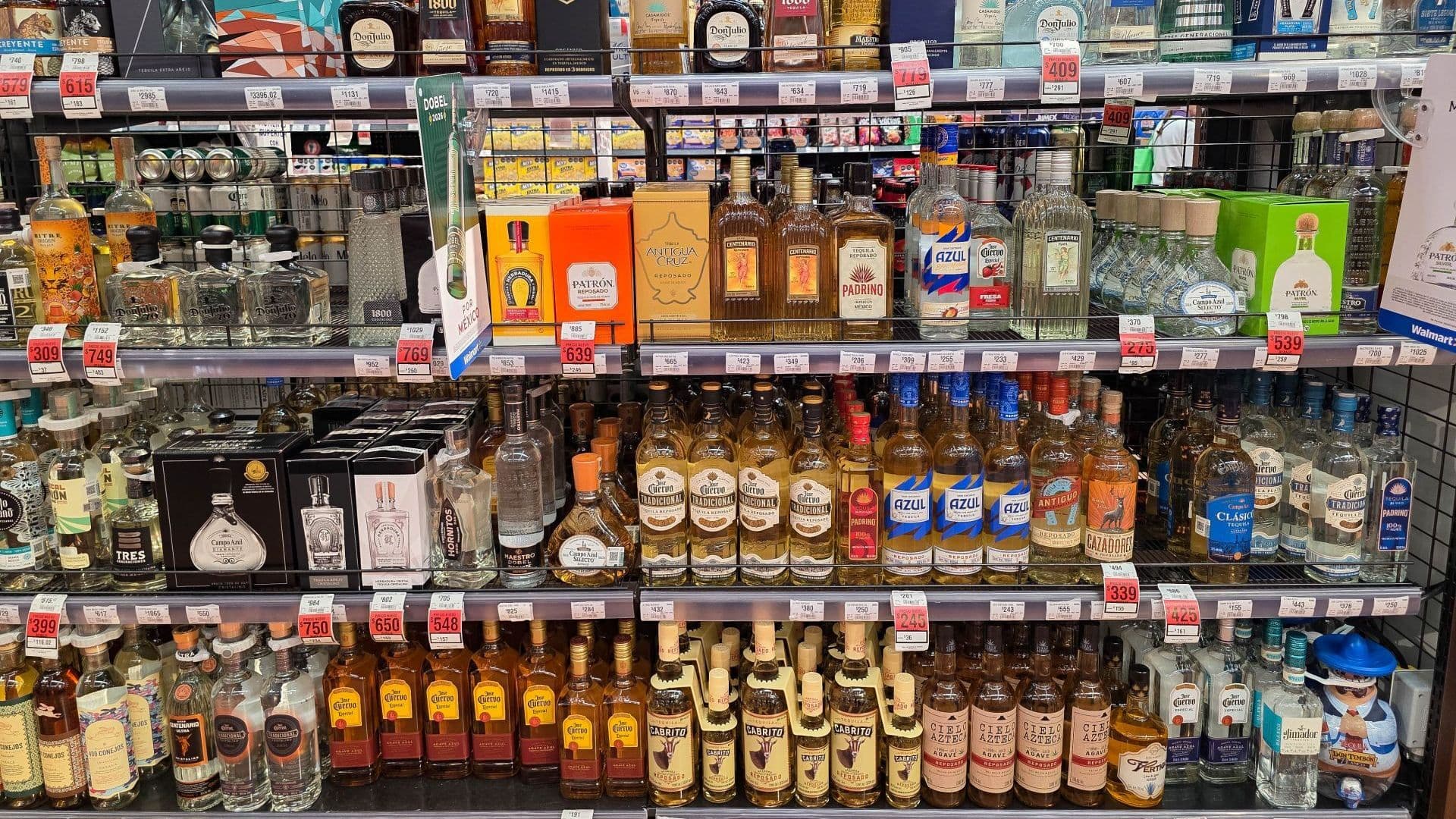 La propuesta de aumentar impuestos a diversos productos es analizada por legisladores