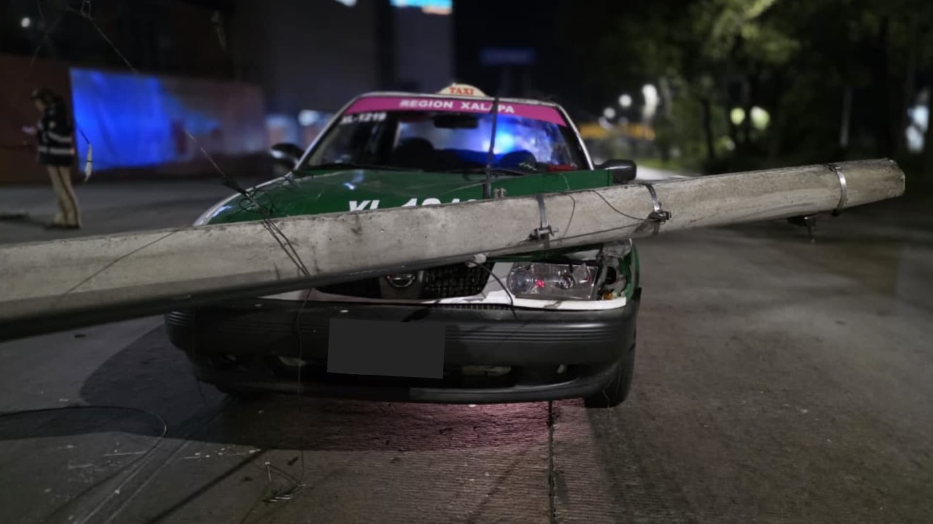 Taxi dañado por poste que cayó tras un aparatosos choque en Xalapa