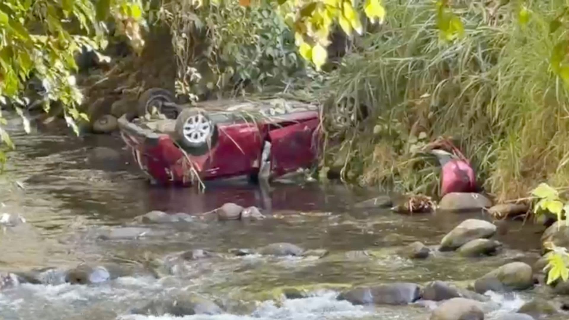 Conductor Pierde el Control y Termina Volcado en el Afluente del Río Pixquiac en Veracruz
