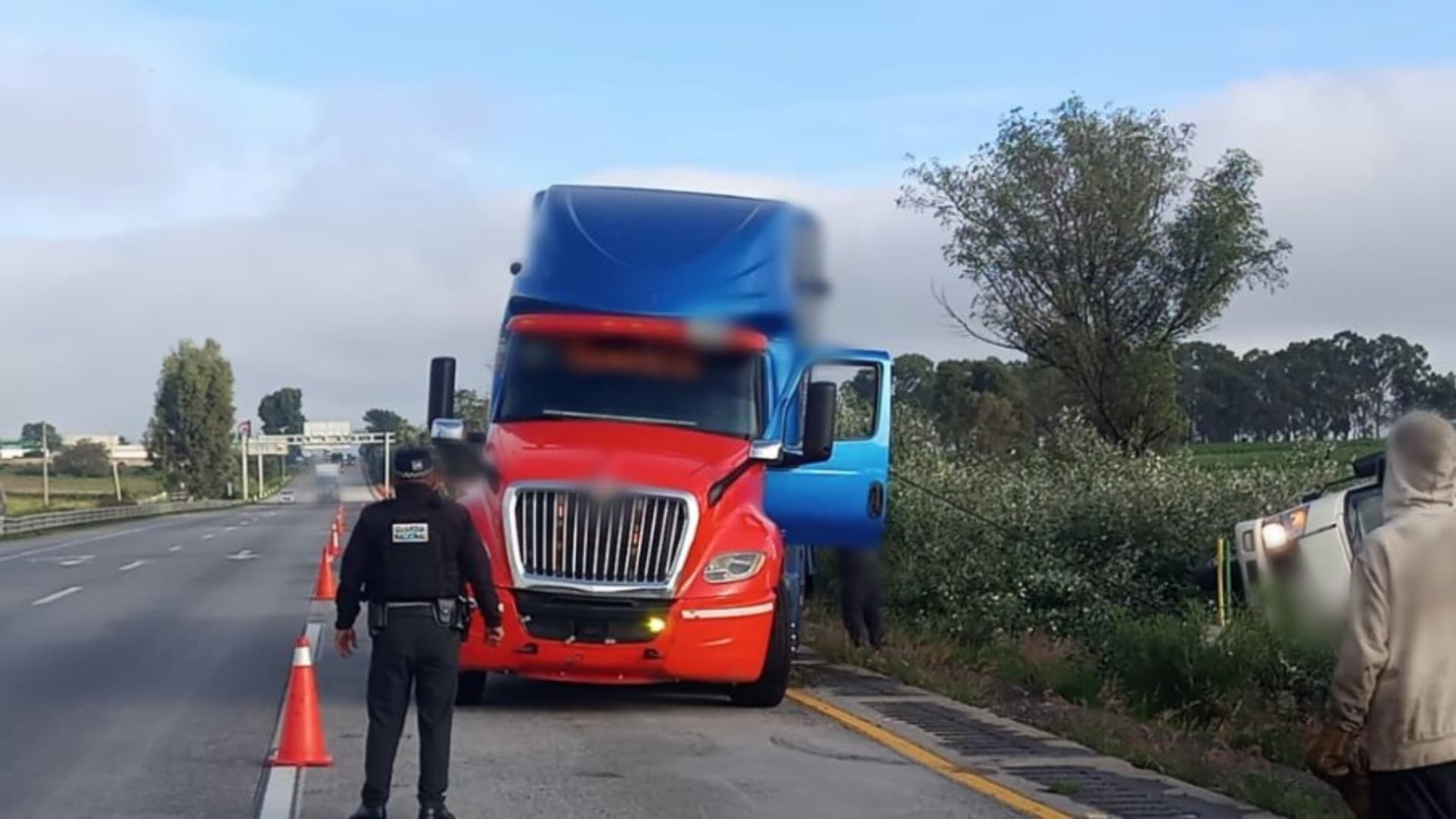 Autoridades atienden un accidente en el km 89 de la autopista México-Querétaro