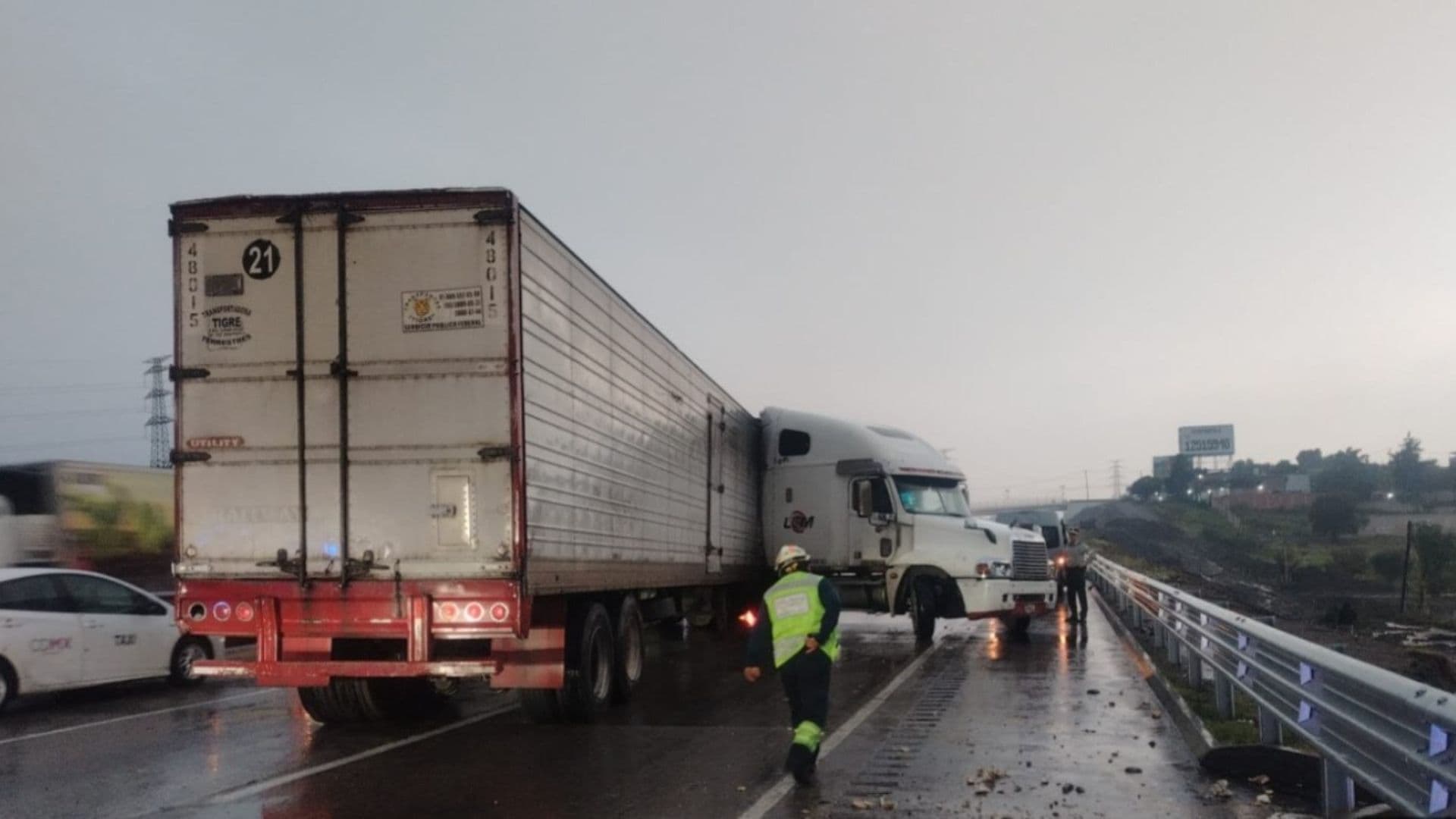 La Guardia Nacional abandera el accidente de un tráiler en el km 44 de la México-Querétaro