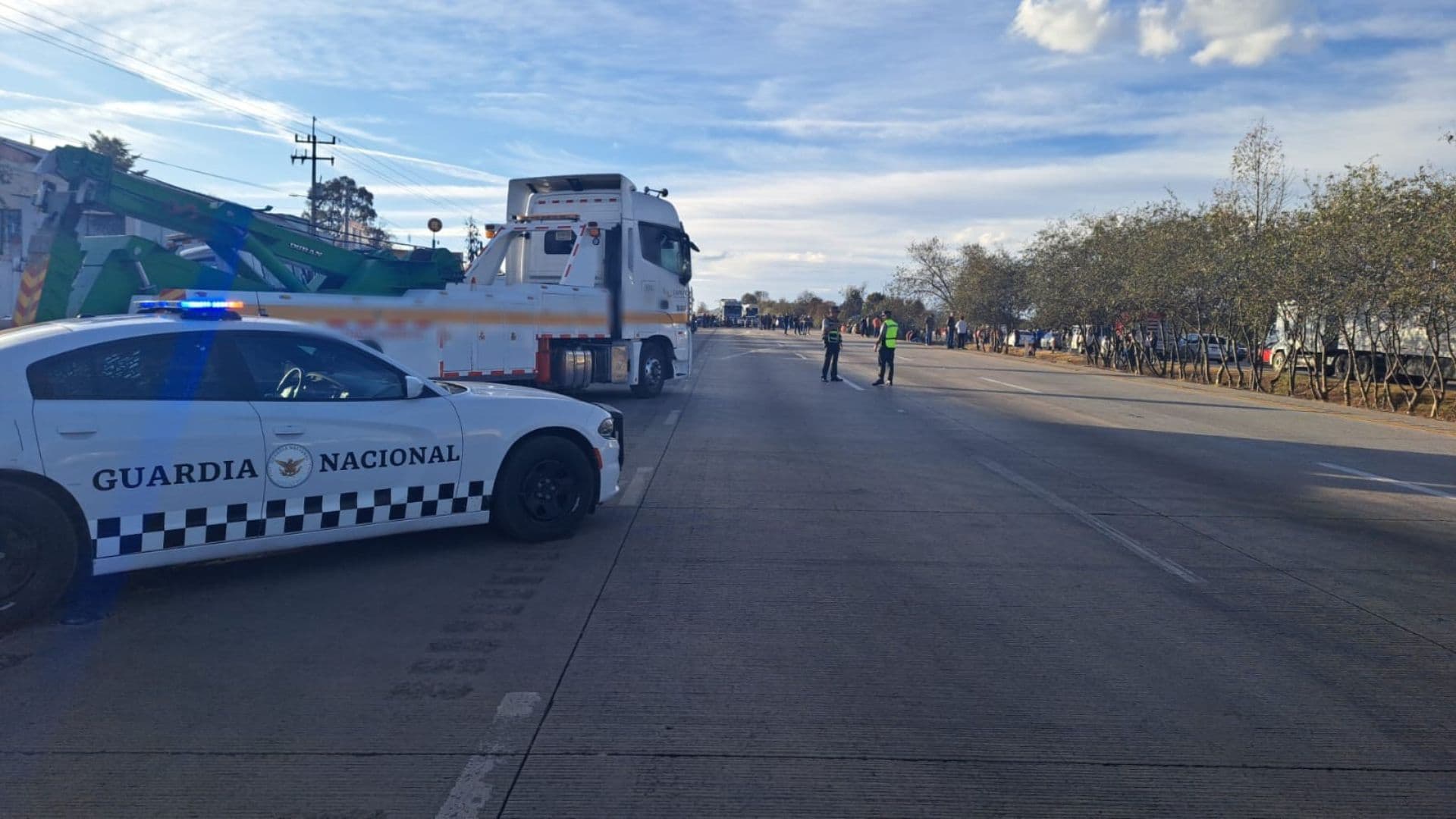 Efectivos de la Guardia Nacional vigilan una protesta en el km 97 de la México-Querétaro