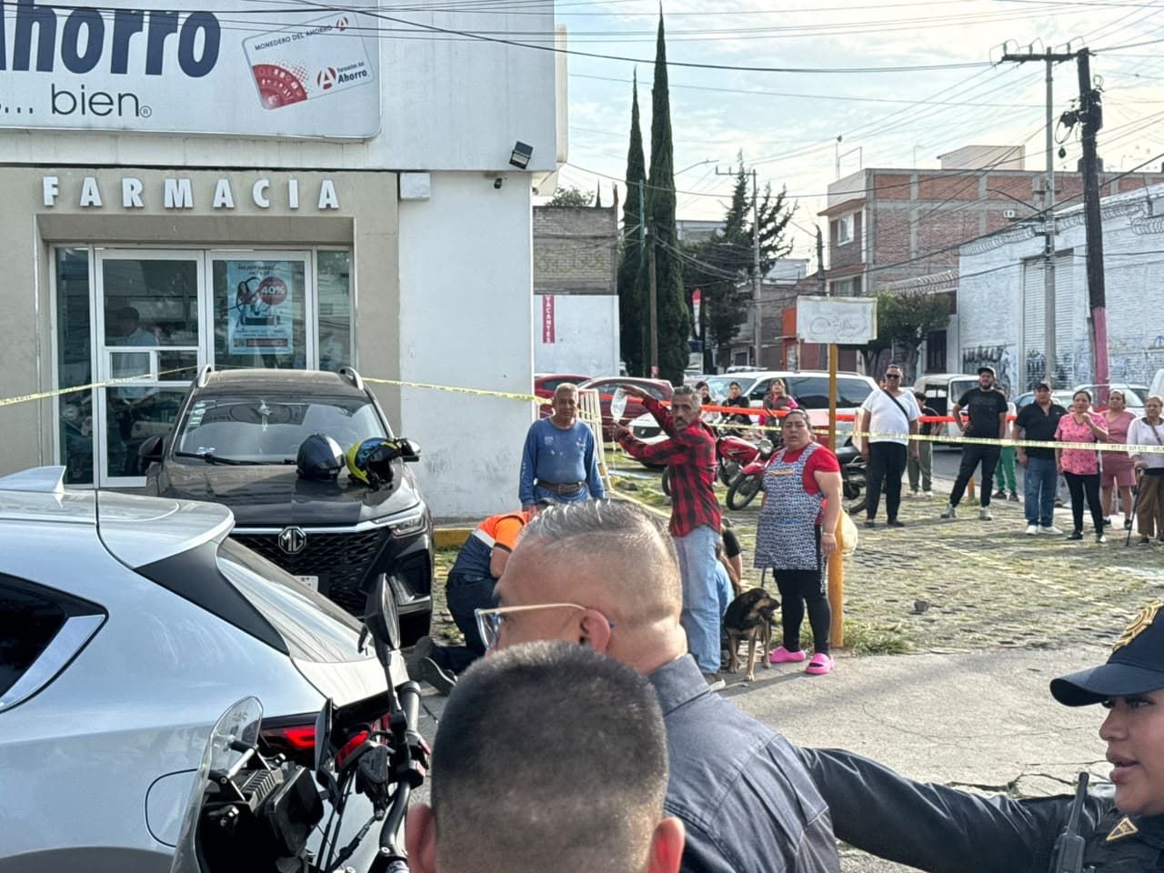 Vecinos de la zona tras la balacera en Ermita Iztapalapa
