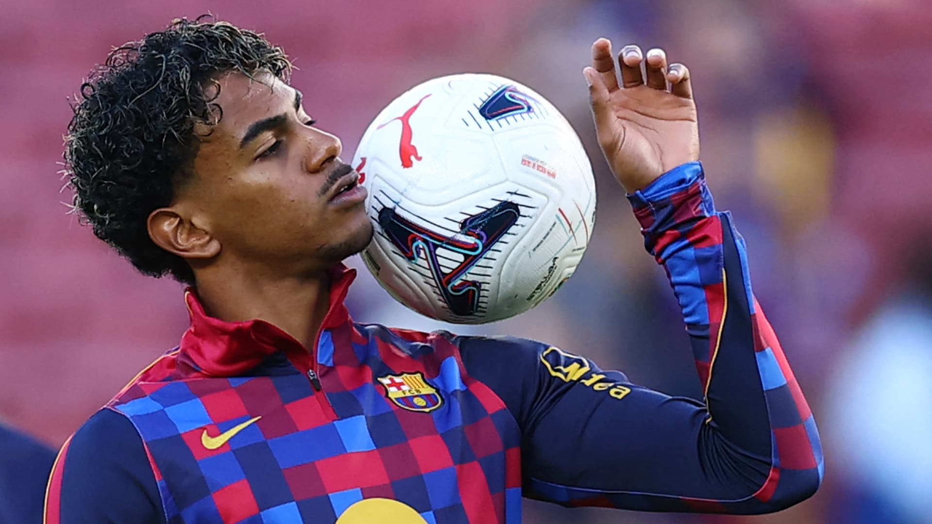 Lamine Yamal durante un partido con el Barcelona