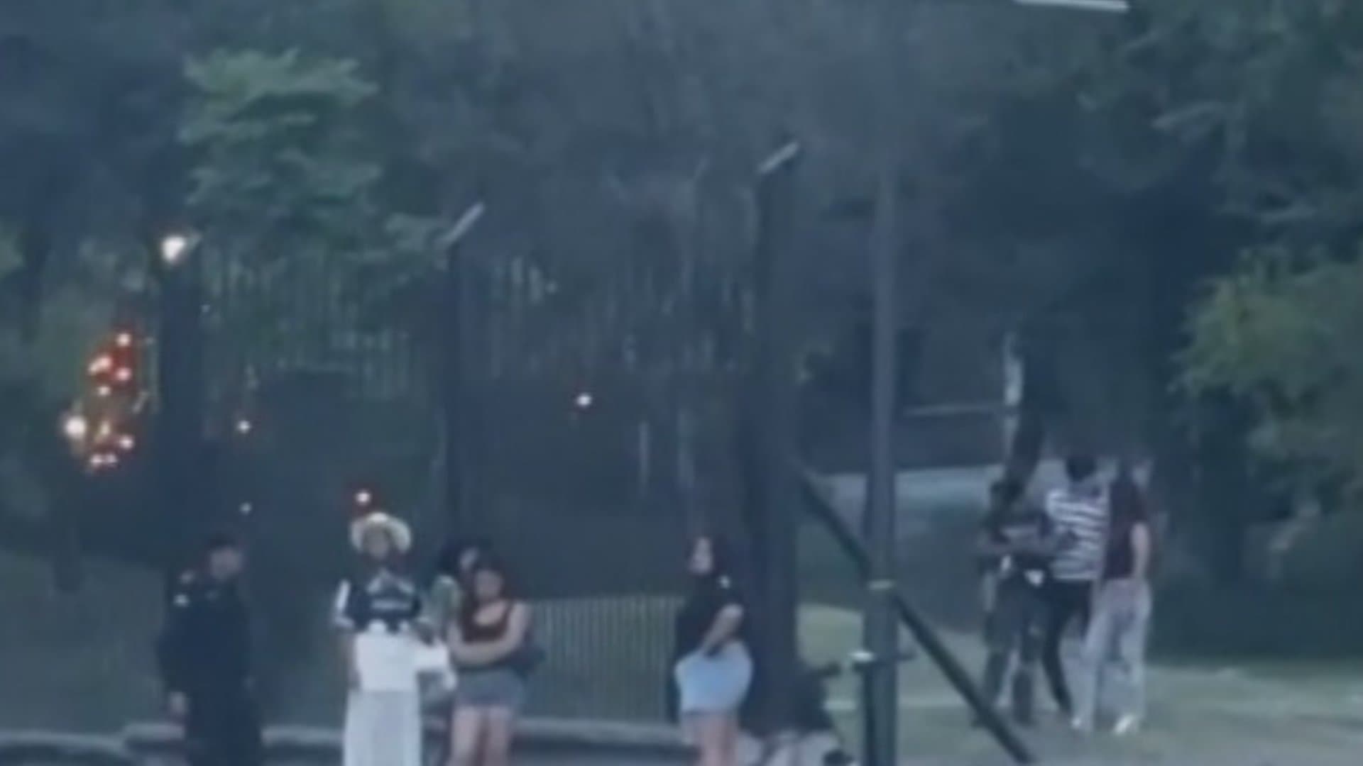 Hombre Queda Inconsciente Tras Presuntamente Caerle un Portón en Accesos a Parque Fundidora