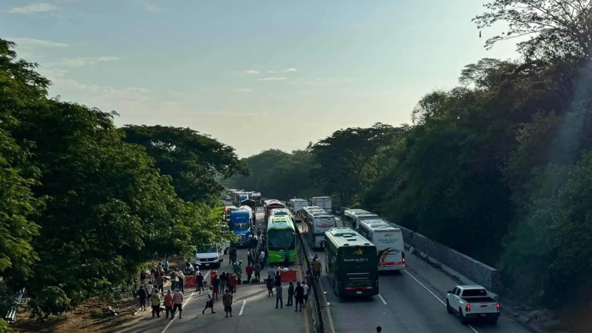 ¿Sigue Cerrada Hoy la Autopista del Sol por Bloqueo de Habitantes de Acapulco, Guerrero?