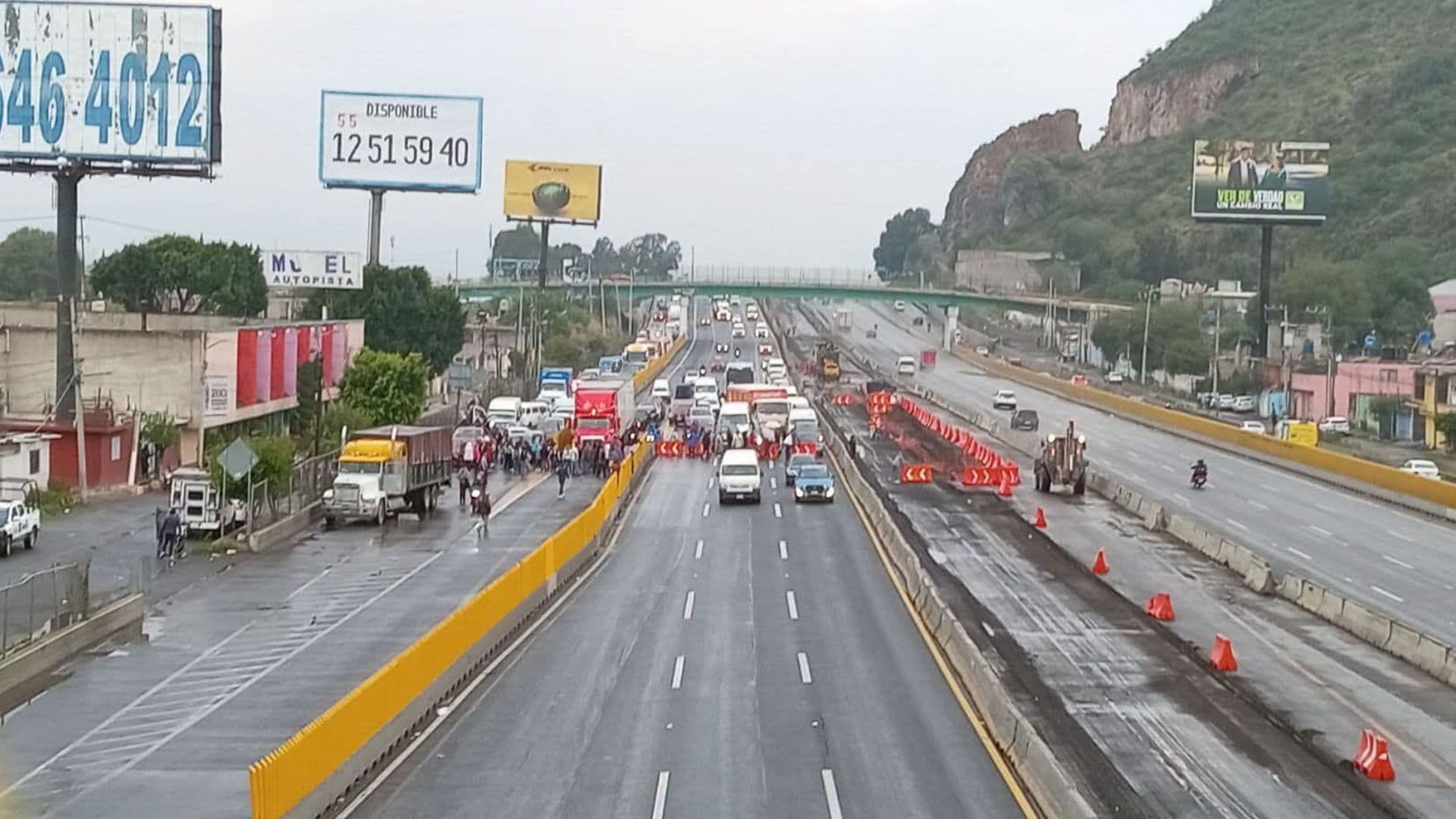 Un bloqueo mantiene paralizada la Autopista México-Puebla