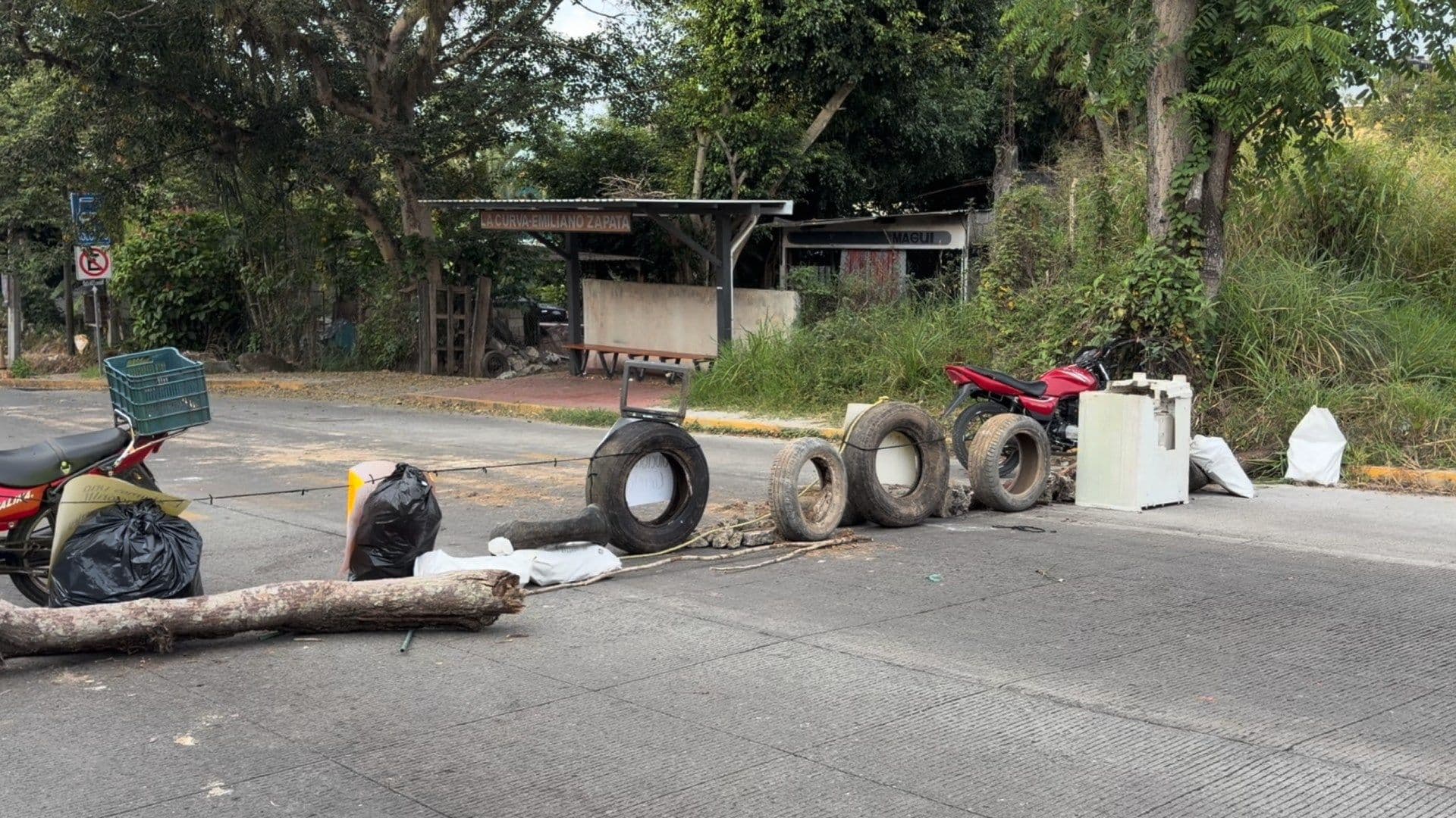 Bloqueo en Carretera Xalapa-Coatepec: Habitantes Piden Rehabilitación de Vialidad
