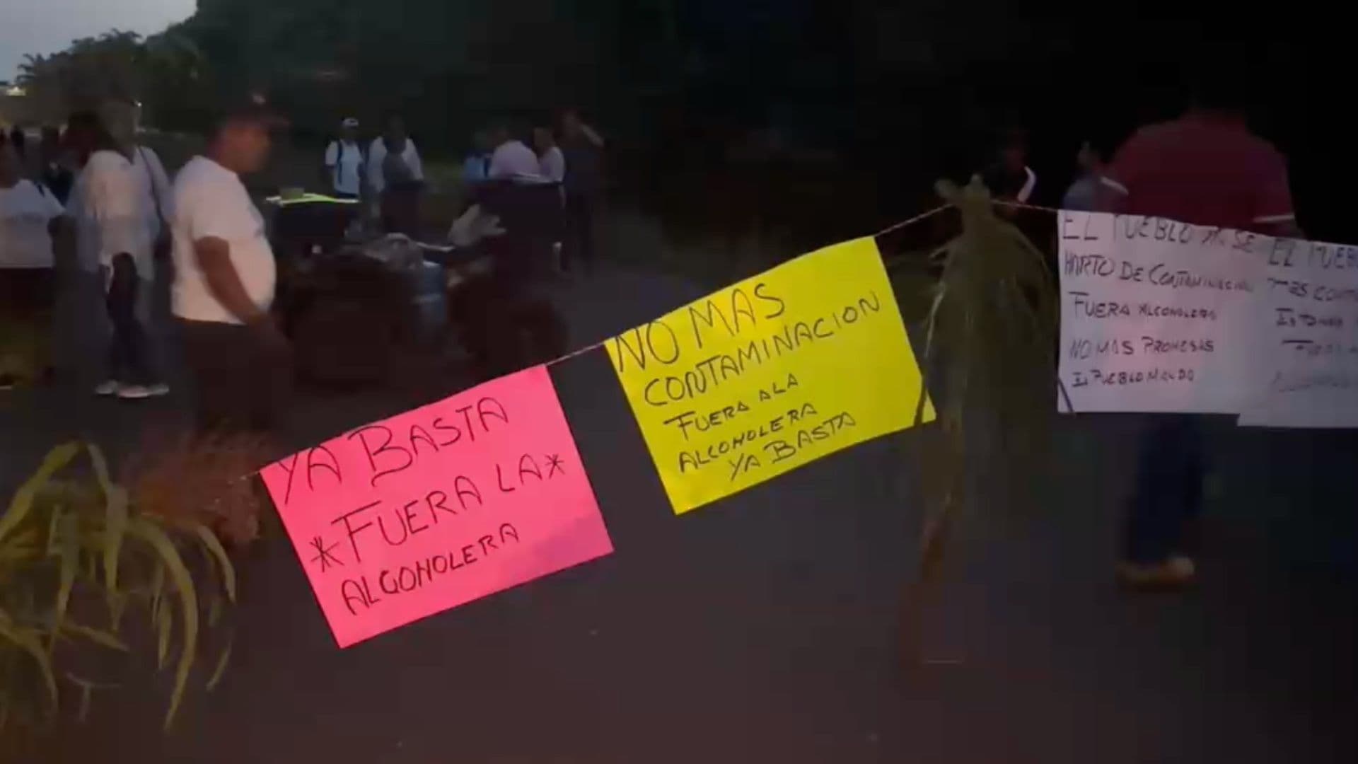 Bloqueo en Atoyac: Manifestantes Exigen Clausurar Alcoholera por Presunta Contaminación