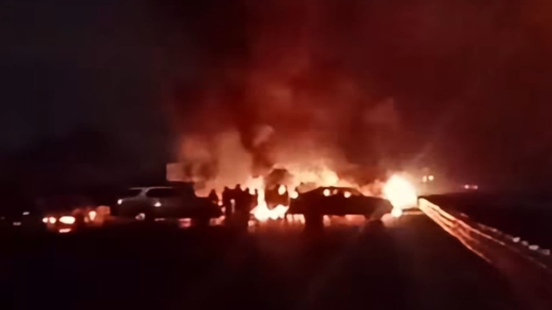 Un grupo de pobladores impiden el paso a la circulación.