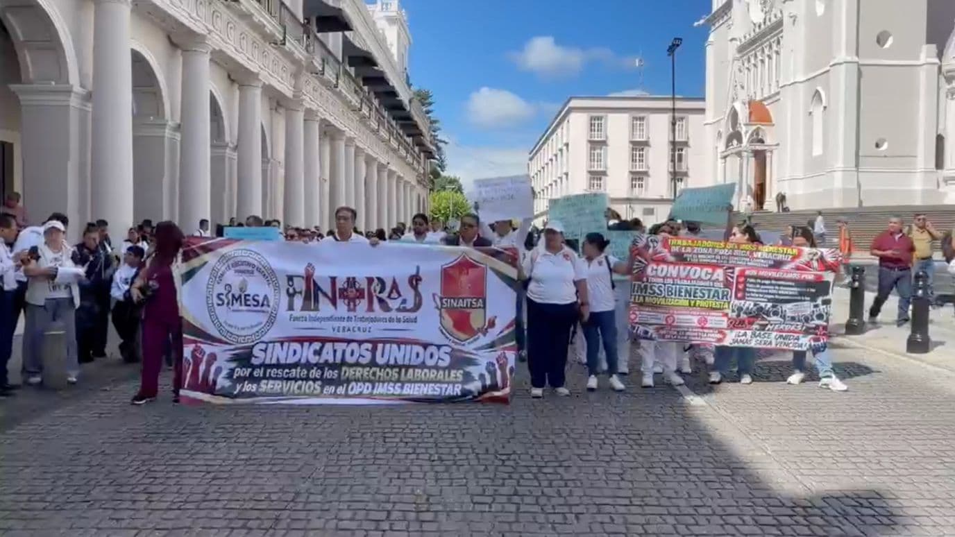 Trabajadores del IMSS se Manifiestan Frente a Palacio de Gobierno en Xalapa