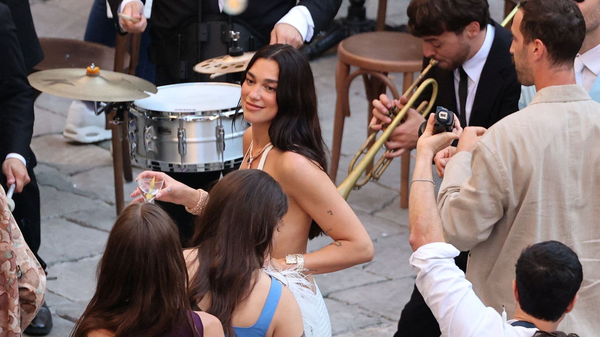 Boda de Dua Lipa: Novios Habrían Pagado Miles de Euros a Vecinos de Palermo por Molestias