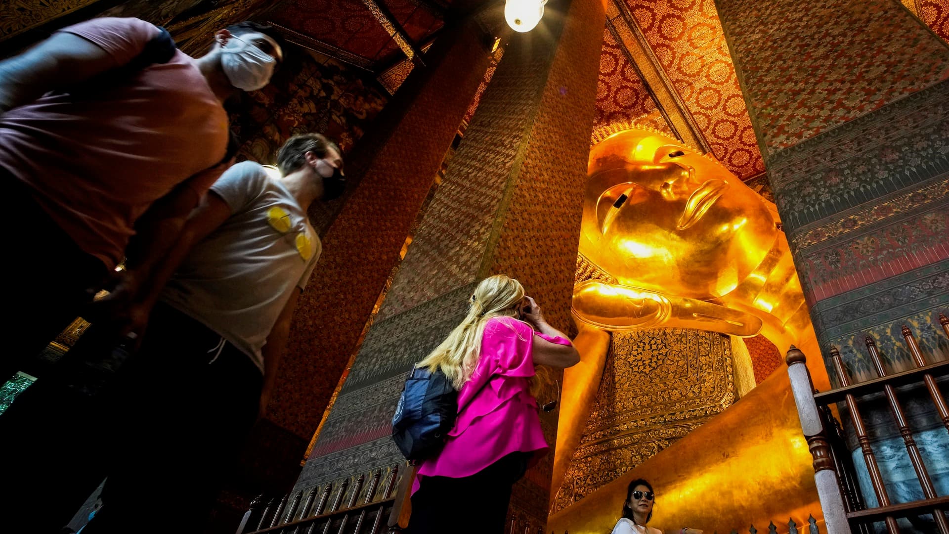Buda gigante cubierto de oro en el templo de Wat Pho
