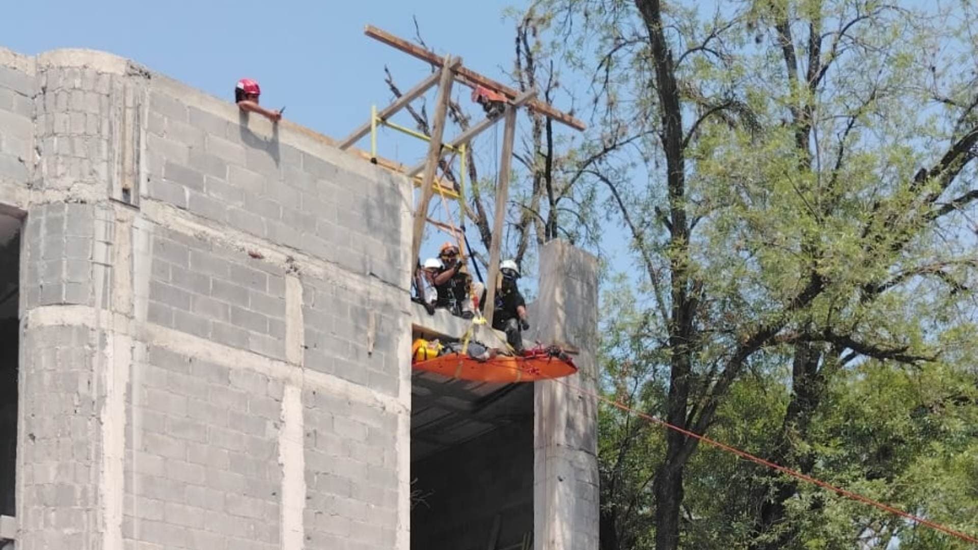 Hombre Resulta Lesionado Tras Caída de Cuatro Metros en Construcción en Monterrey