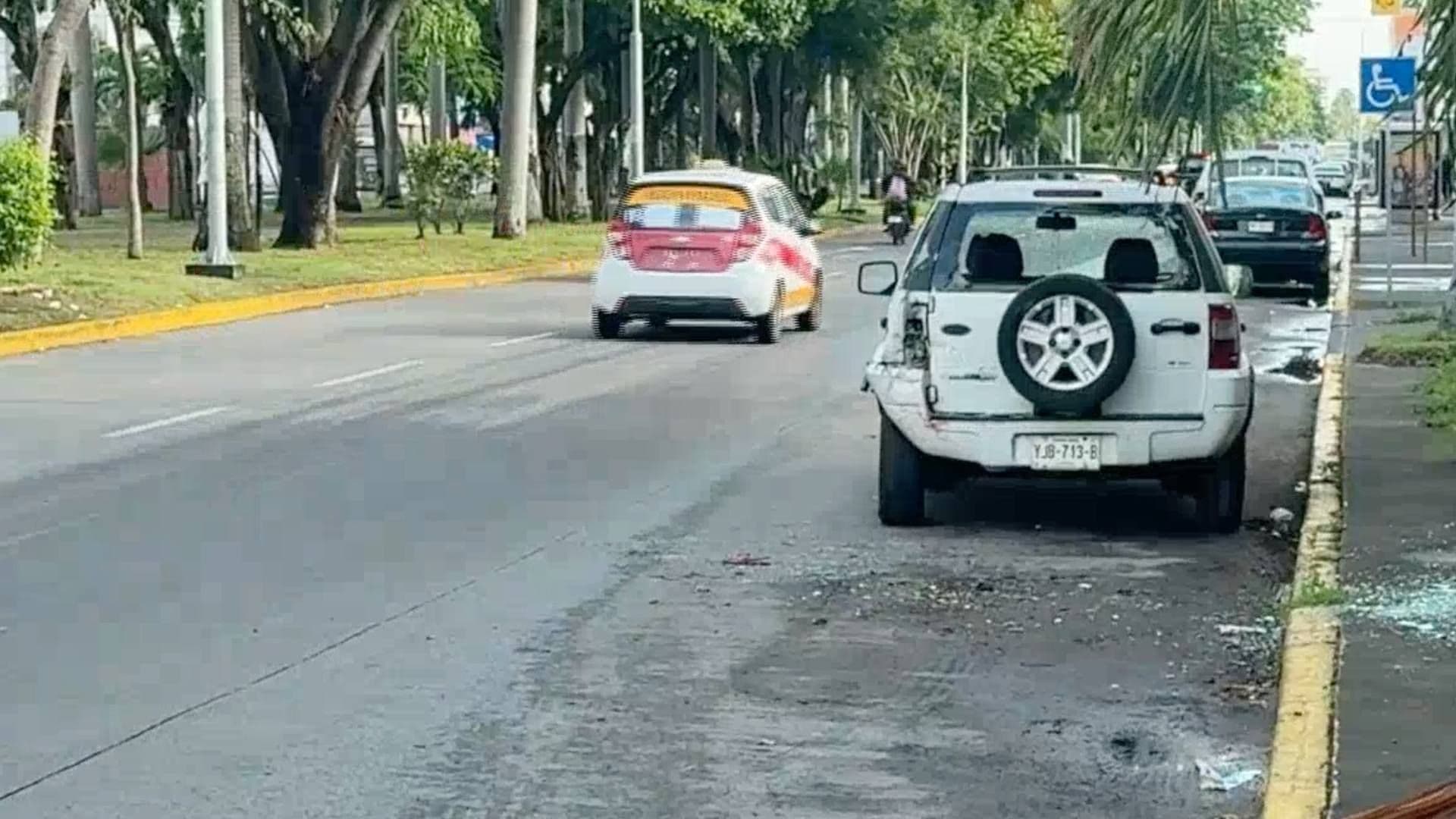 Cámara de Seguridad Capta Choque de Autobús con Camioneta Estacionada en Veracruz