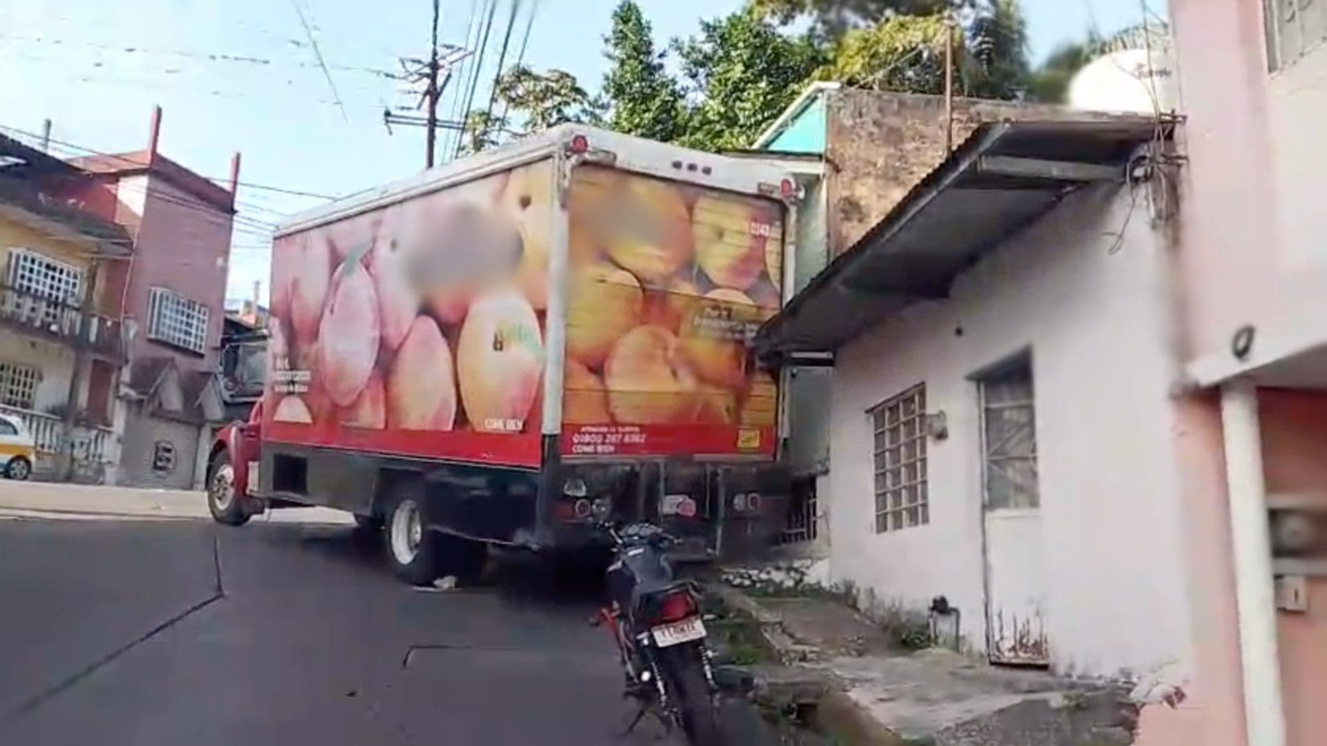 Vehículo Pesado Choca Contra Casa al Irse en Reversa en Veracruz
