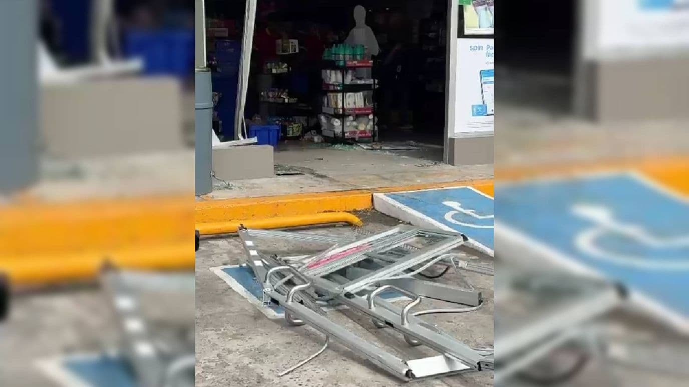 Camioneta Termina al Interior de Tienda de Autoservicio en Veracruz