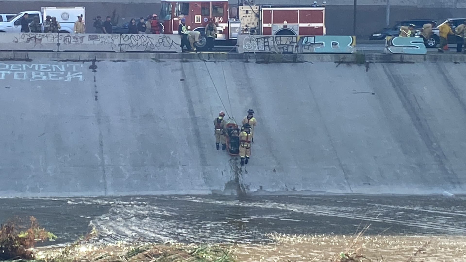 Elementos del Cuerpo de Bomberos realizando maniobras de rescate del cuerpo