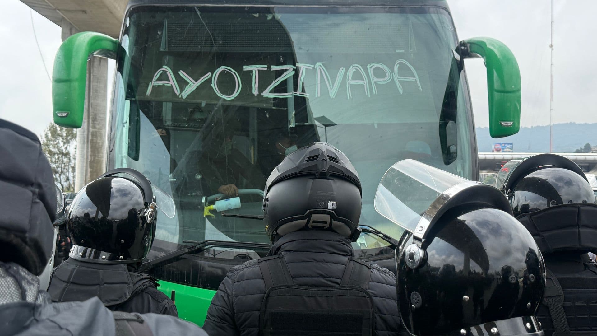 Elementos de la Policía Metropolitana detienen avance de autobuses de normalistas de Ayotzinapa · Valle Verde, Tlalpan | Alan Hernández Ortiz