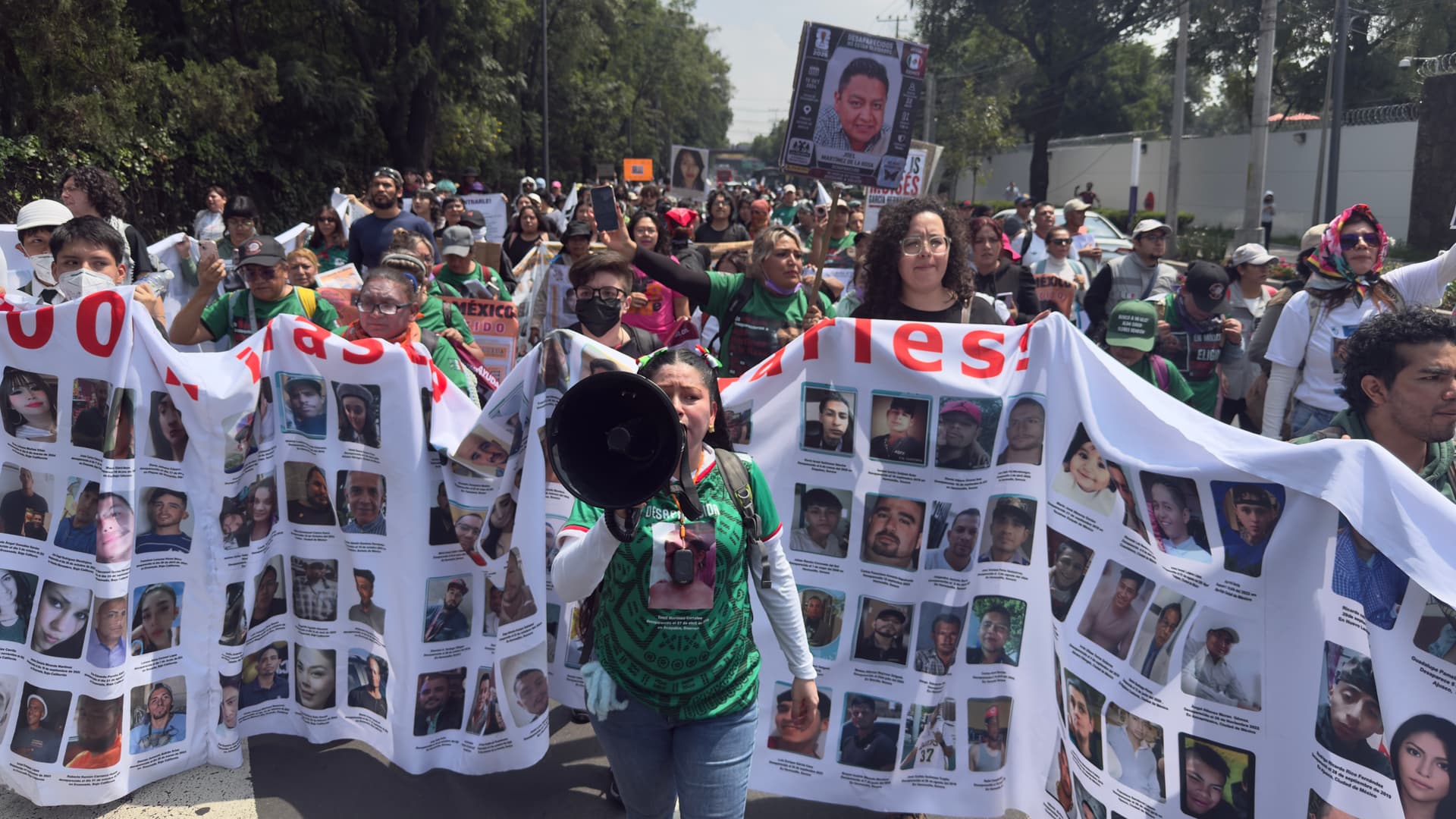 Madres buscadoras se dirigen hacia el estadio Ciudad de México después de saltar el cerco de la policía · Ex Hacienda Coapa, Coyoacán | Silvana Flores