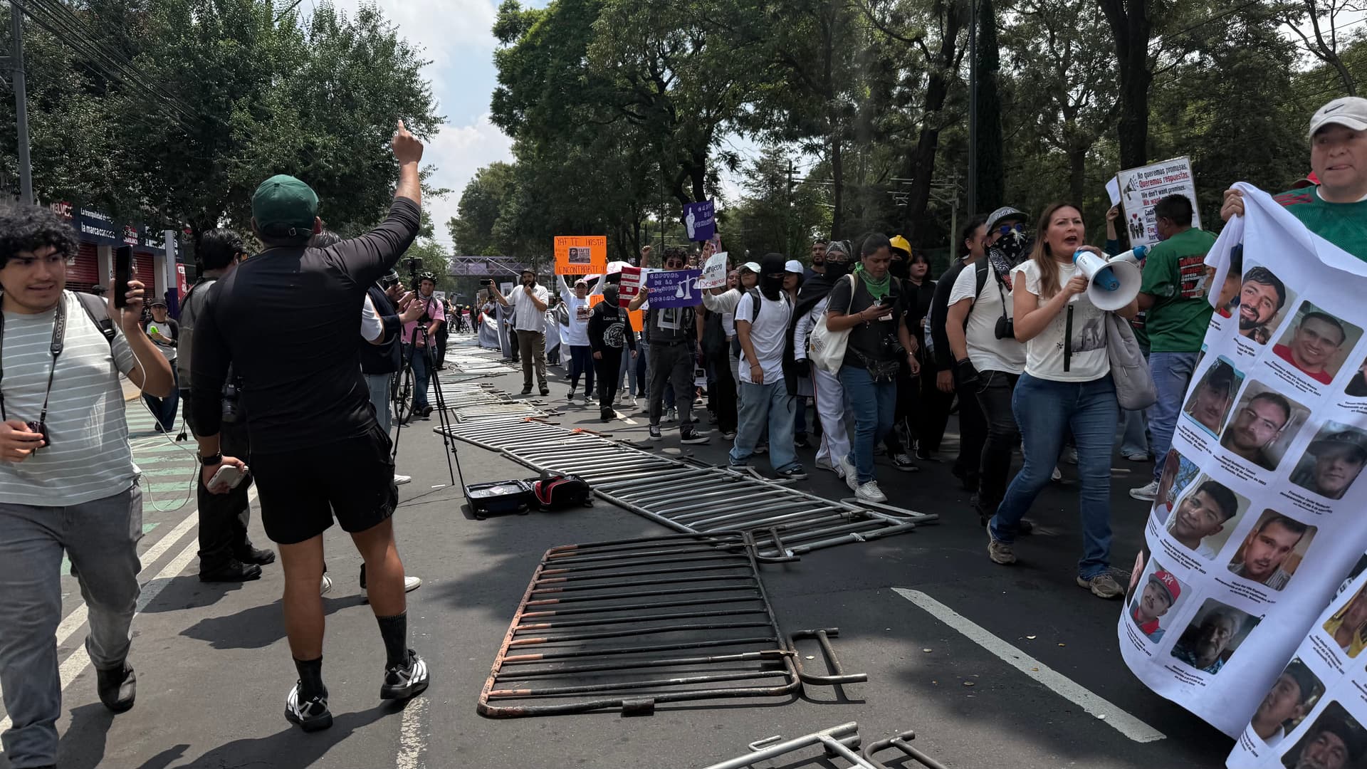Madres buscadoras se dirigen hacia el estadio Ciudad de México después de saltar el cerco de la policía · Santa Úrsula Coapa, Coyoacán | Silvana Flores