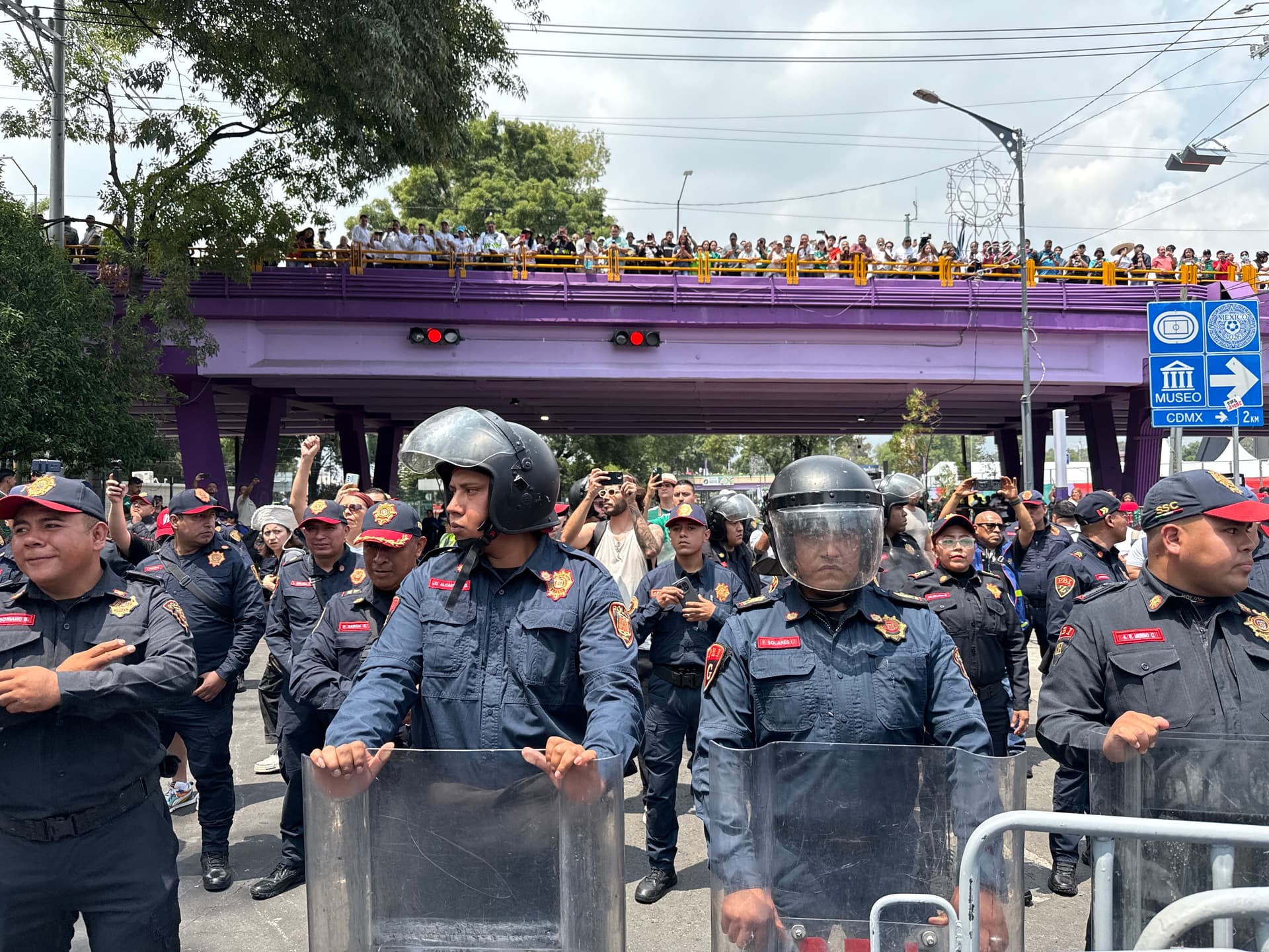 Policías afuera del estadio ante la llegada de buscadoras · Santa Úrsula Coapa, Coyoacán | Silvana Flores