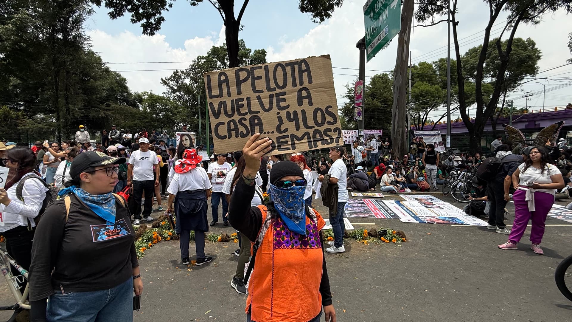 Colectivos de madres buscadoras a las afueras del estadio durante el partido inaugural del mundial · Santa Úrsula Coapa, Coyoacán | Silvana Flores