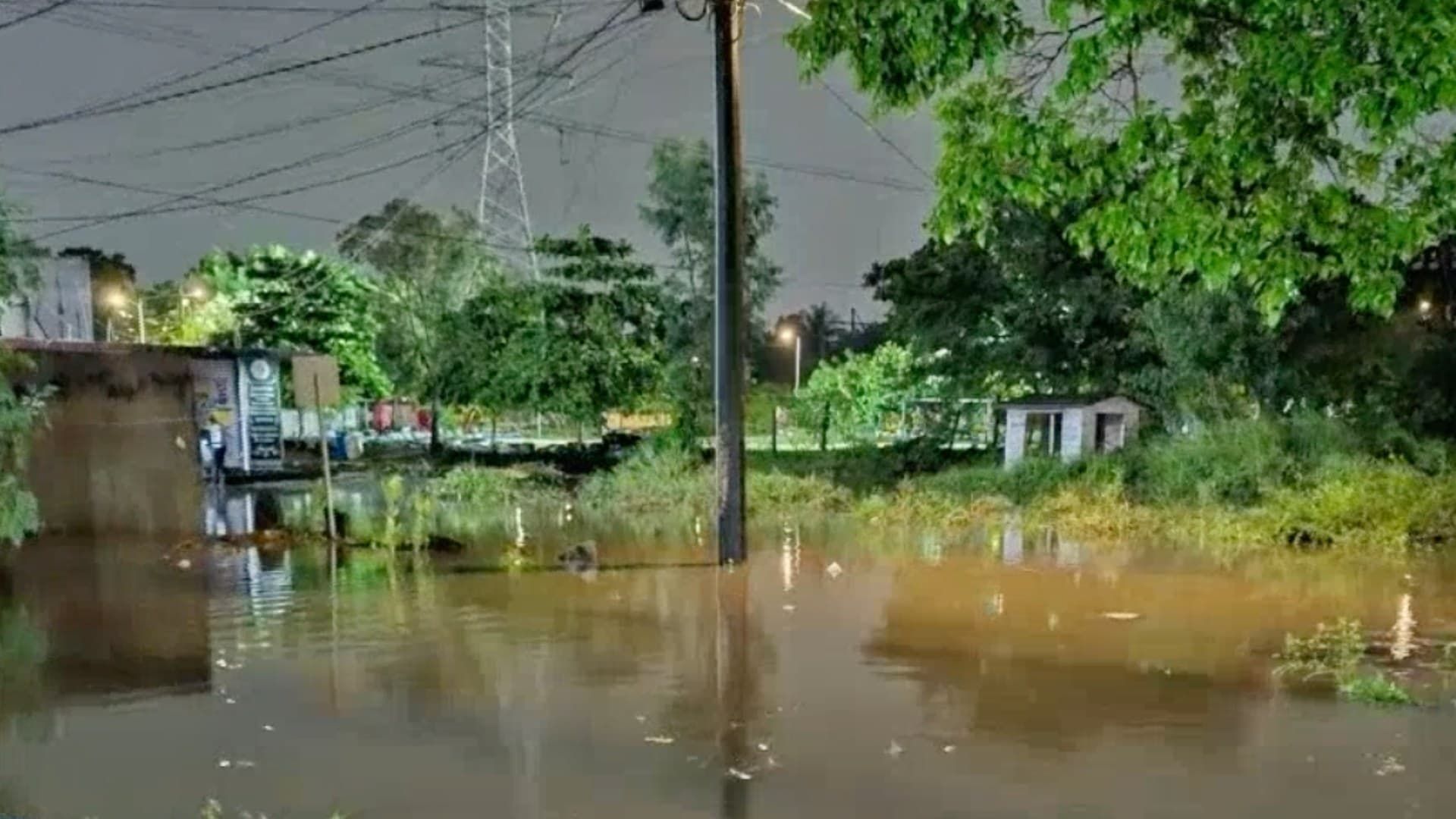 Se Inundan Viviendas en Geo Villas del Sol en Veracruz