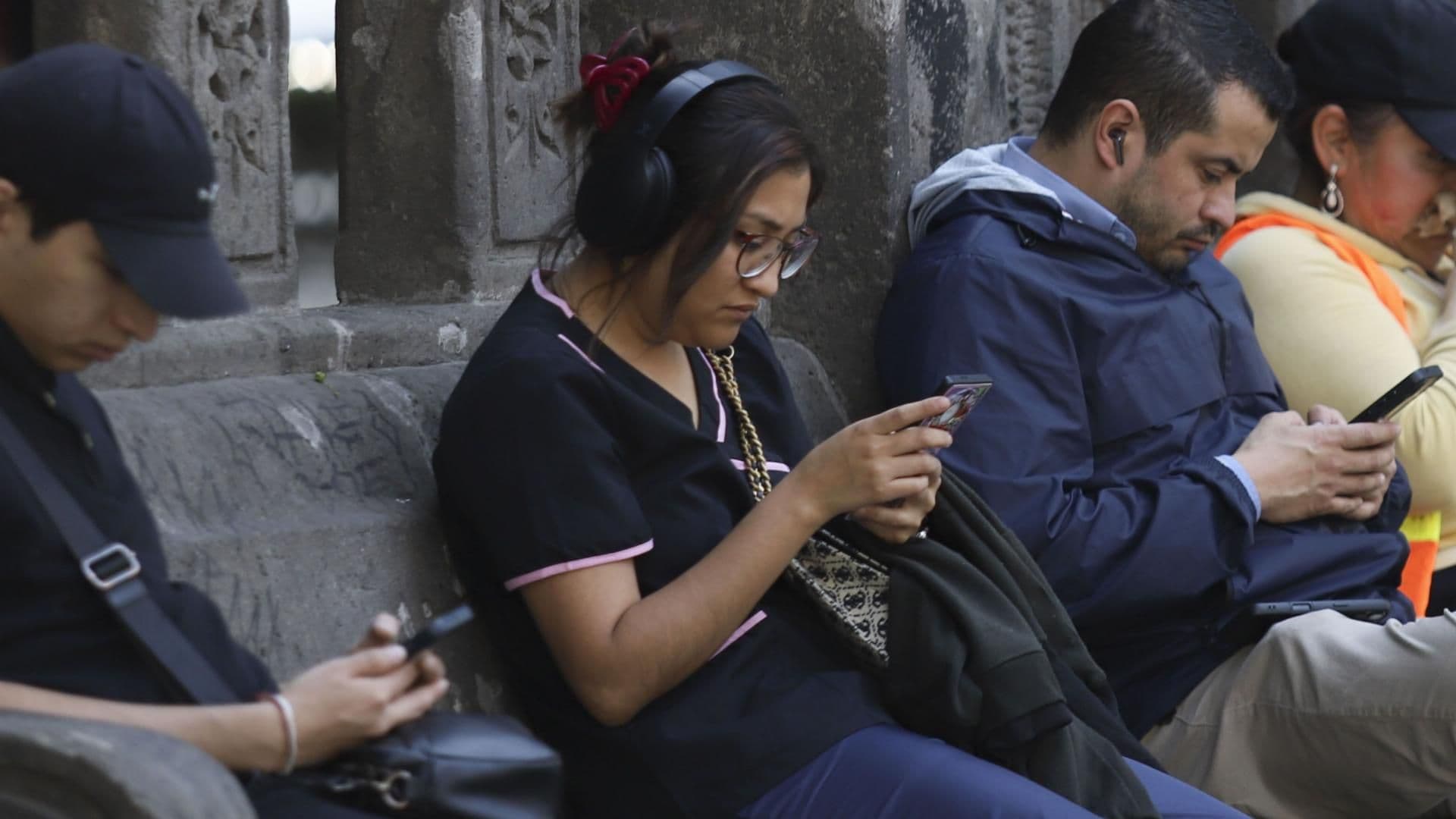 Personas usan sus celulares en la Ciudad de México. Foto: Cuartoscuro | Archivo