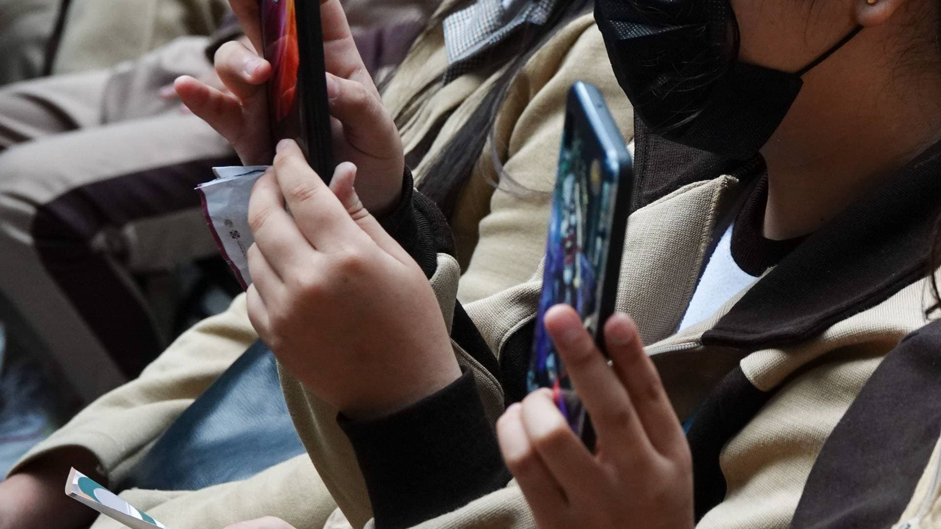 Alumnos de secundaria usan su celular durante evento en CDMX en junio 2022. Foto: Cuartoscuro | Archivo