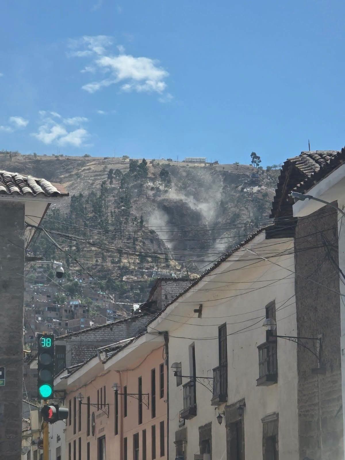 Desprendimientos de tierra provocados por la vibración del terremoto en Perú, 20 de agosto de 2026. Foto: Facebook: Carlitos Miguel