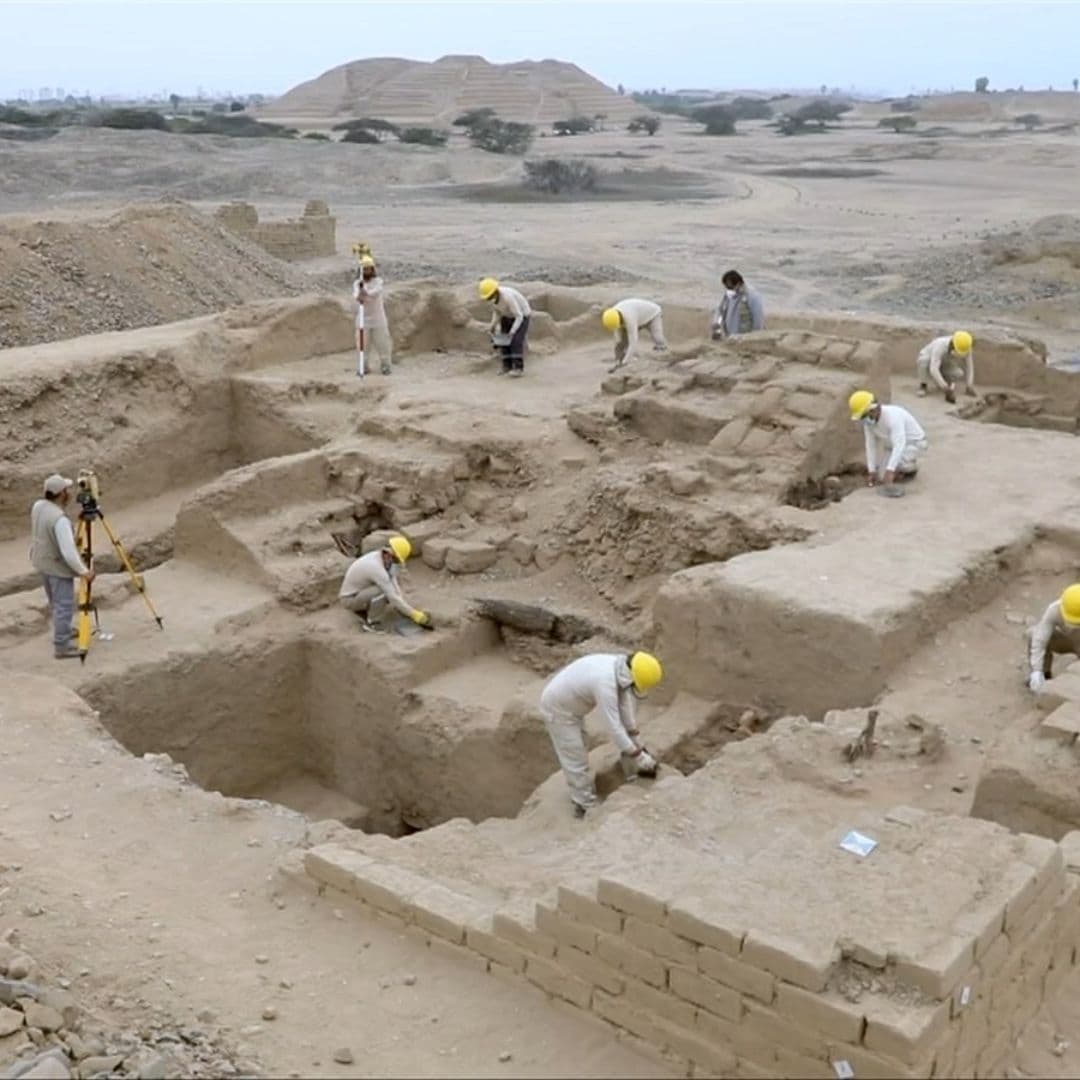 Hallan Tumba Intacta de Hace 600 Años en la Ciudad de Barro Más Grande de América