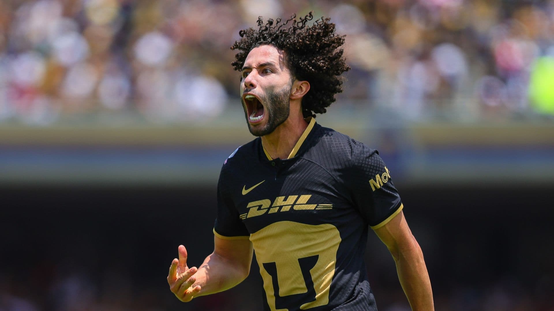 César 'Chino' Huerta durante un partido de Liga MX con Pumas