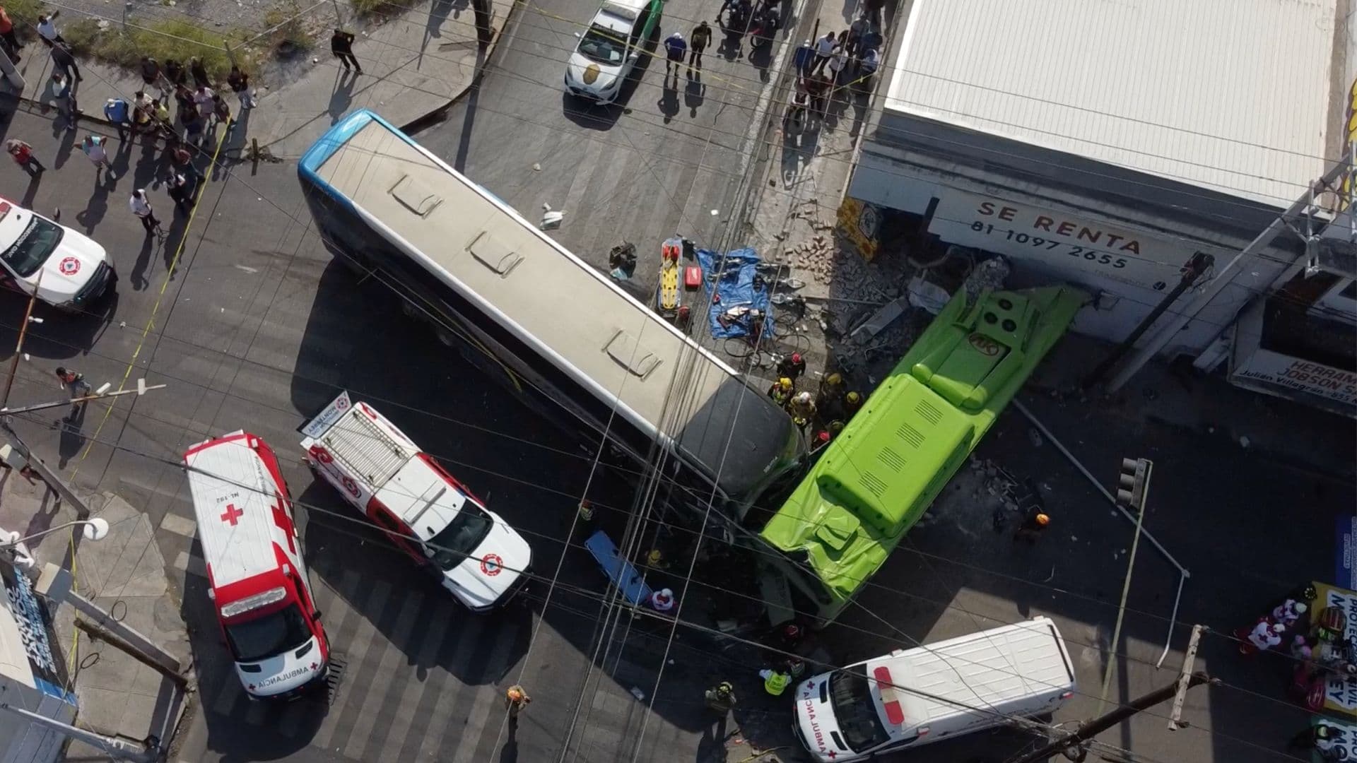 Chofer Queda Bajo Custodia tras Accidente entre Camiones en el Centro de Monterrey