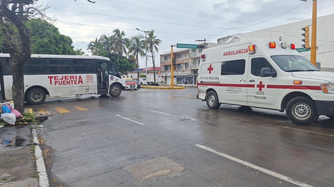 Ambulancia es Impactada por Camión en Veracruz; Se Dirigía a Atender Accidentados