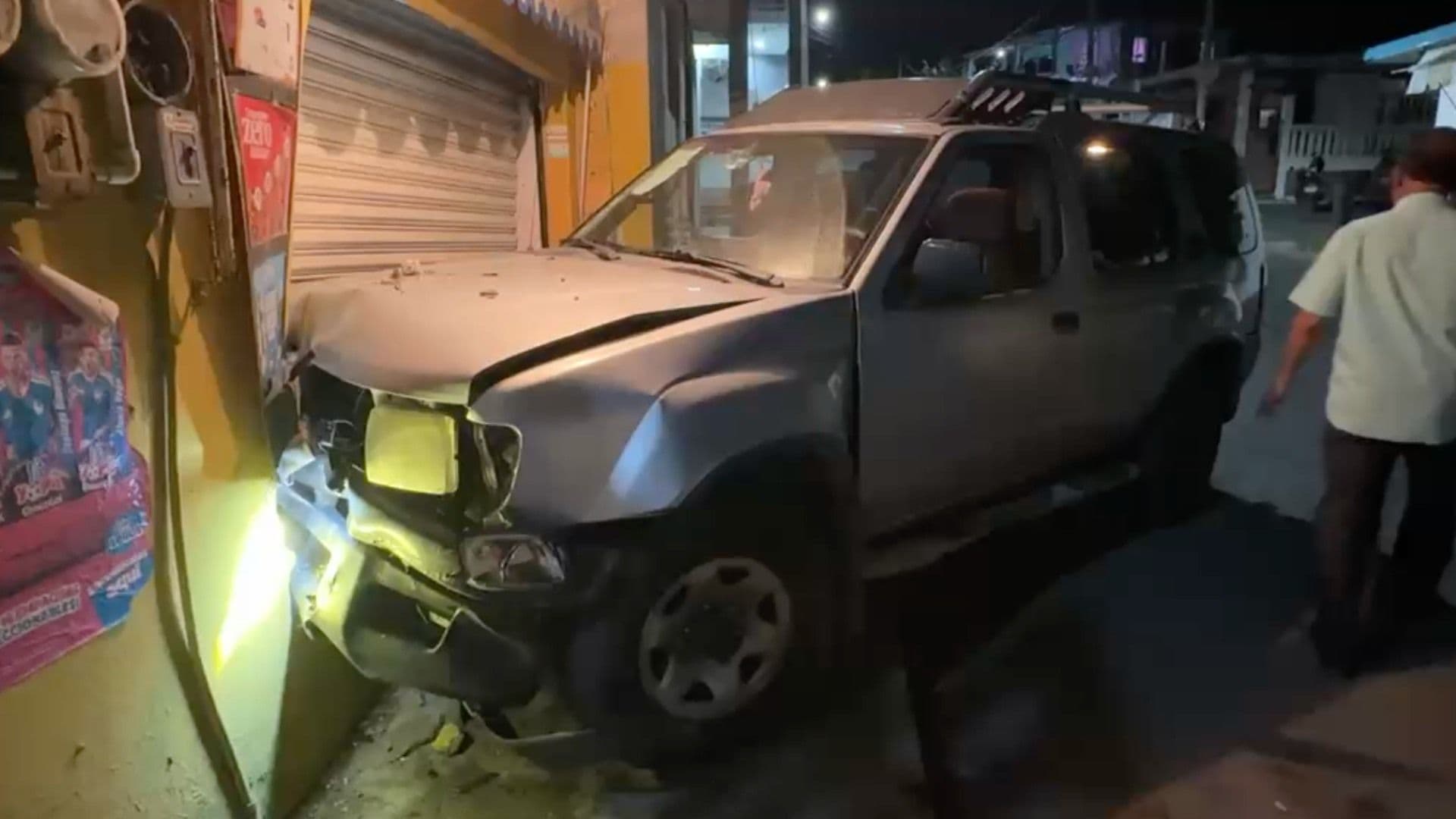 Camioneta Fuera de Control Impacta Varios Vehículos y una Tienda de Abarrotes en Veracruz