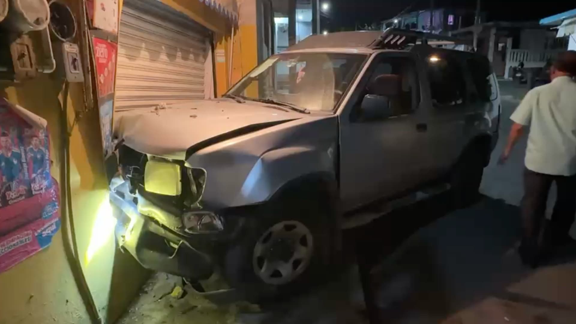 Camioneta Fuera de Control Impacta Varios Vehículos y una Tienda de Abarrotes en Veracruz