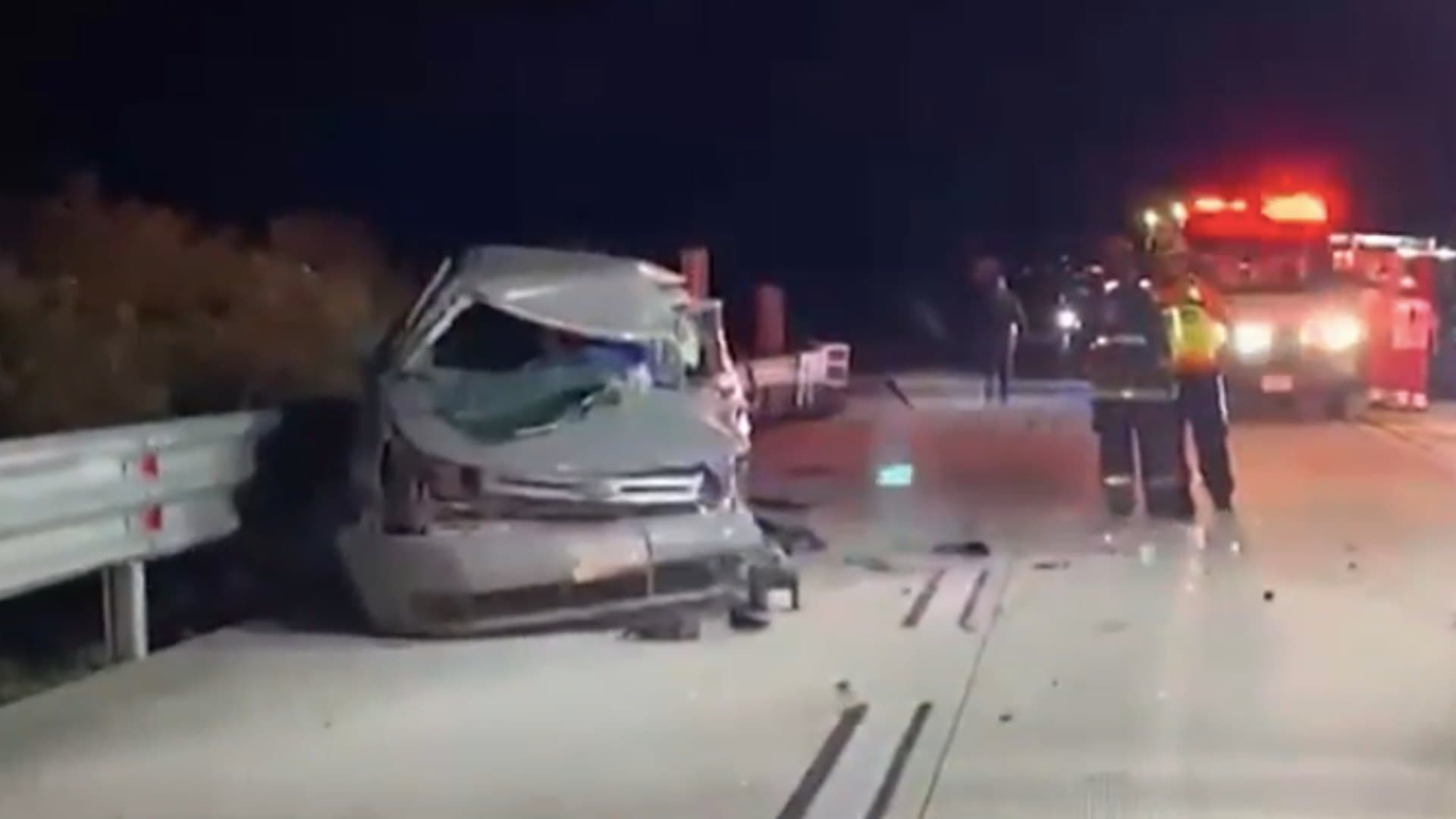 Choque Entre Camioneta, Auto y Tráiler Deja un Muerto en Cadereyta, NL