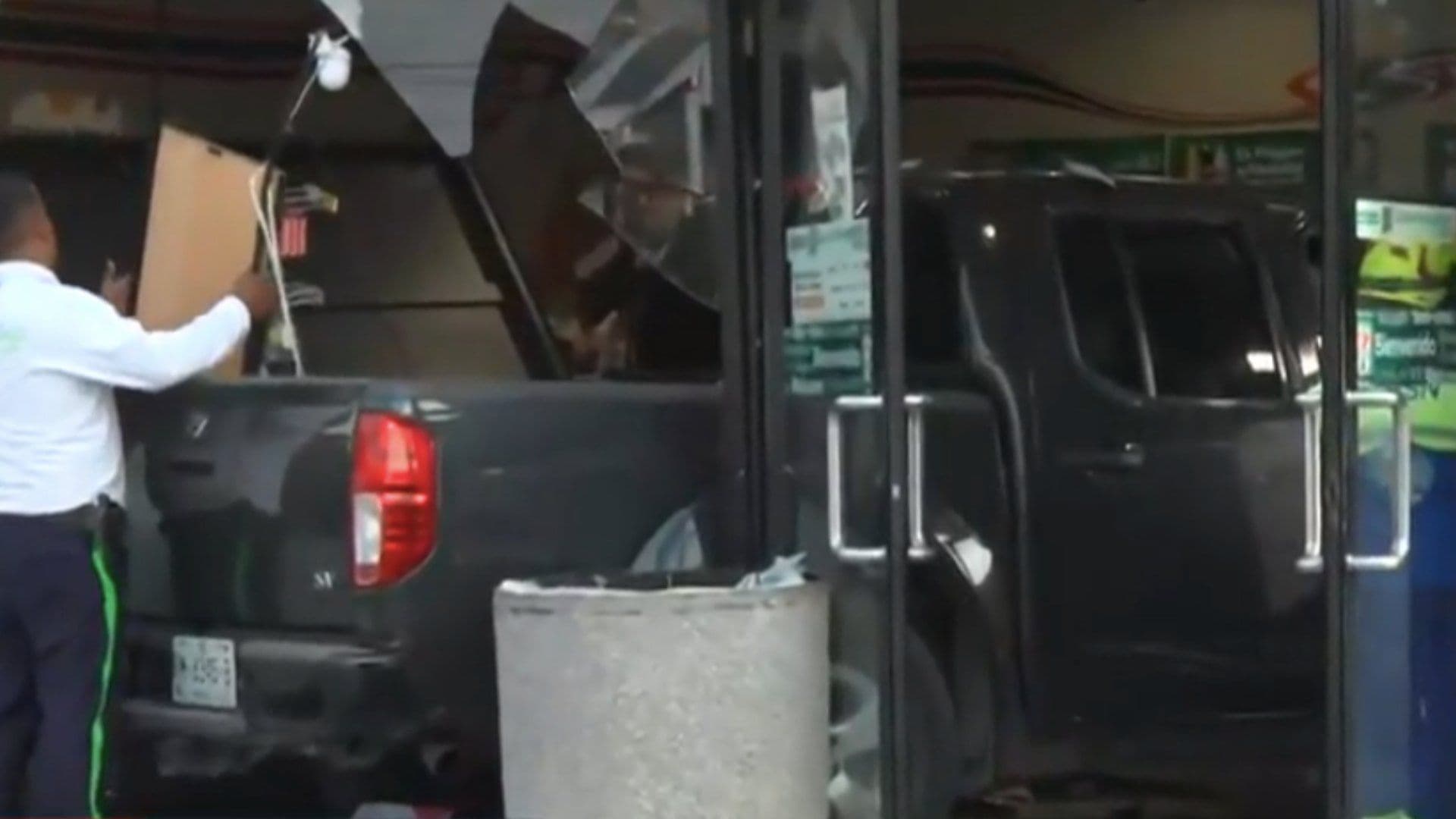 Conductor se Estrella Contra Tienda de Conveniencia en San Nicolás, NL