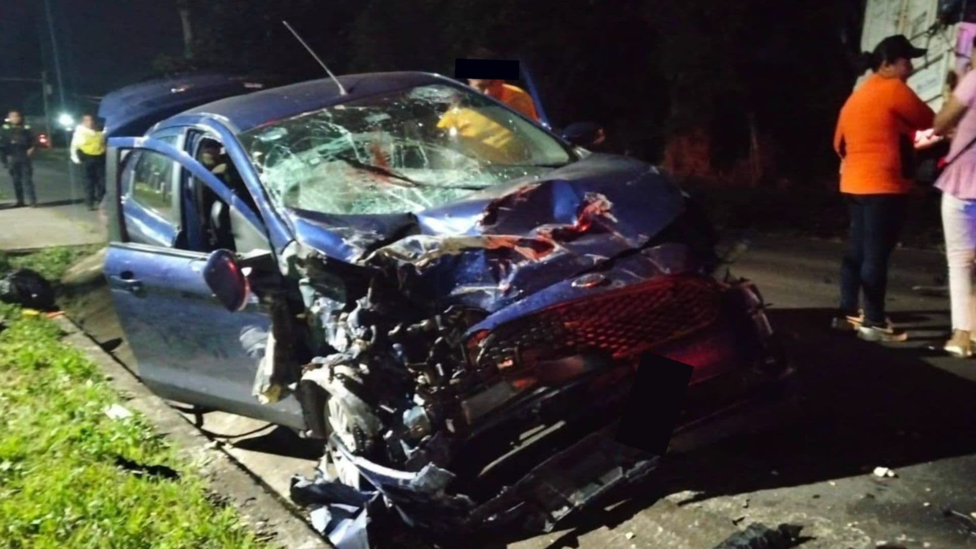 Conductor Destroza su Auto al Invadir Carril y Provocar Choque en Veracruz