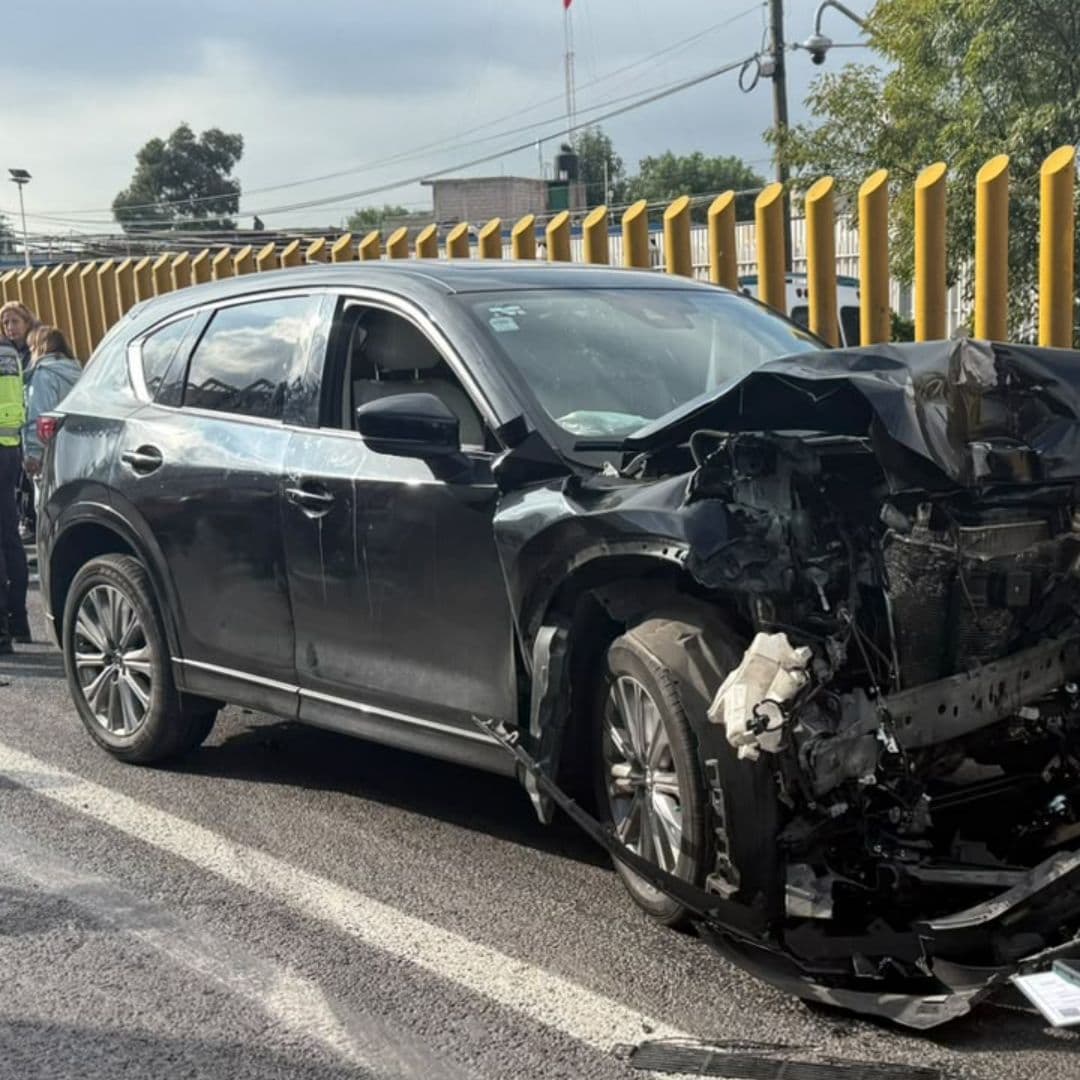 Camioneta chocada en la México-Puebla